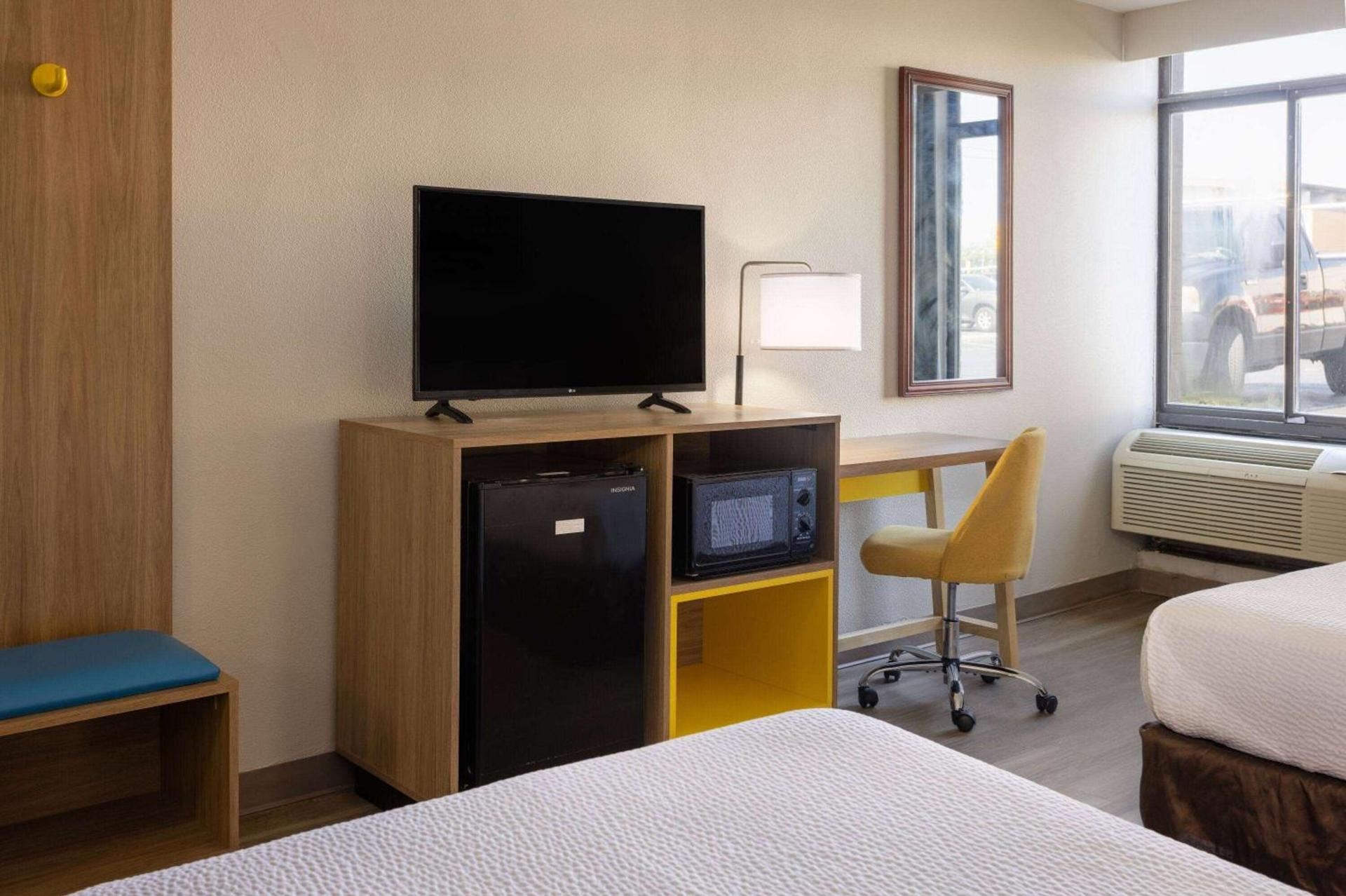Days Inn by Wyndham Winchester photo 12