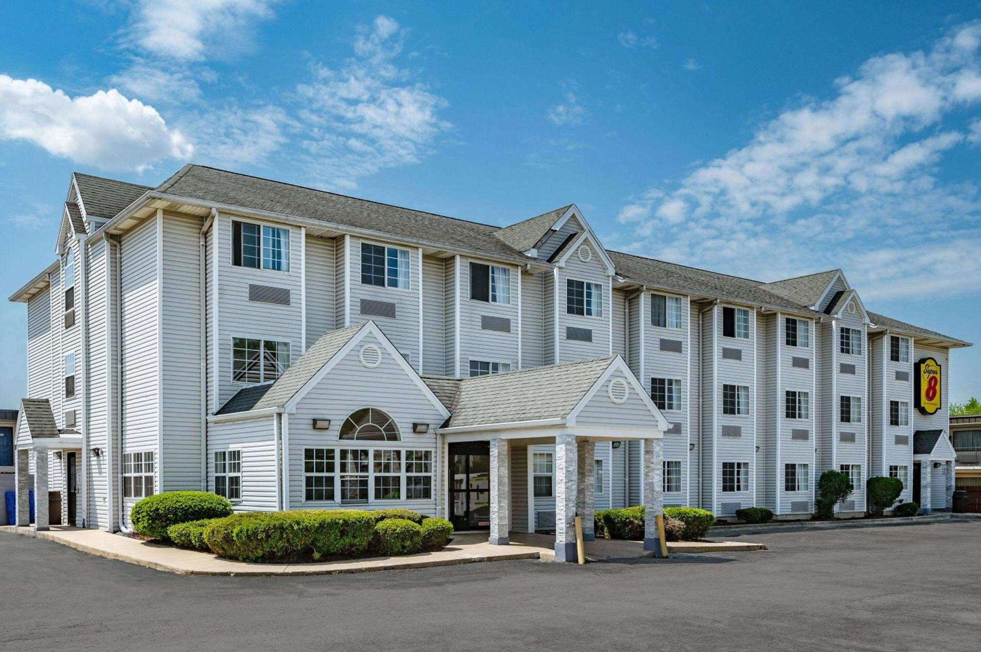 Super 8 by Wyndham Joliet photo 2