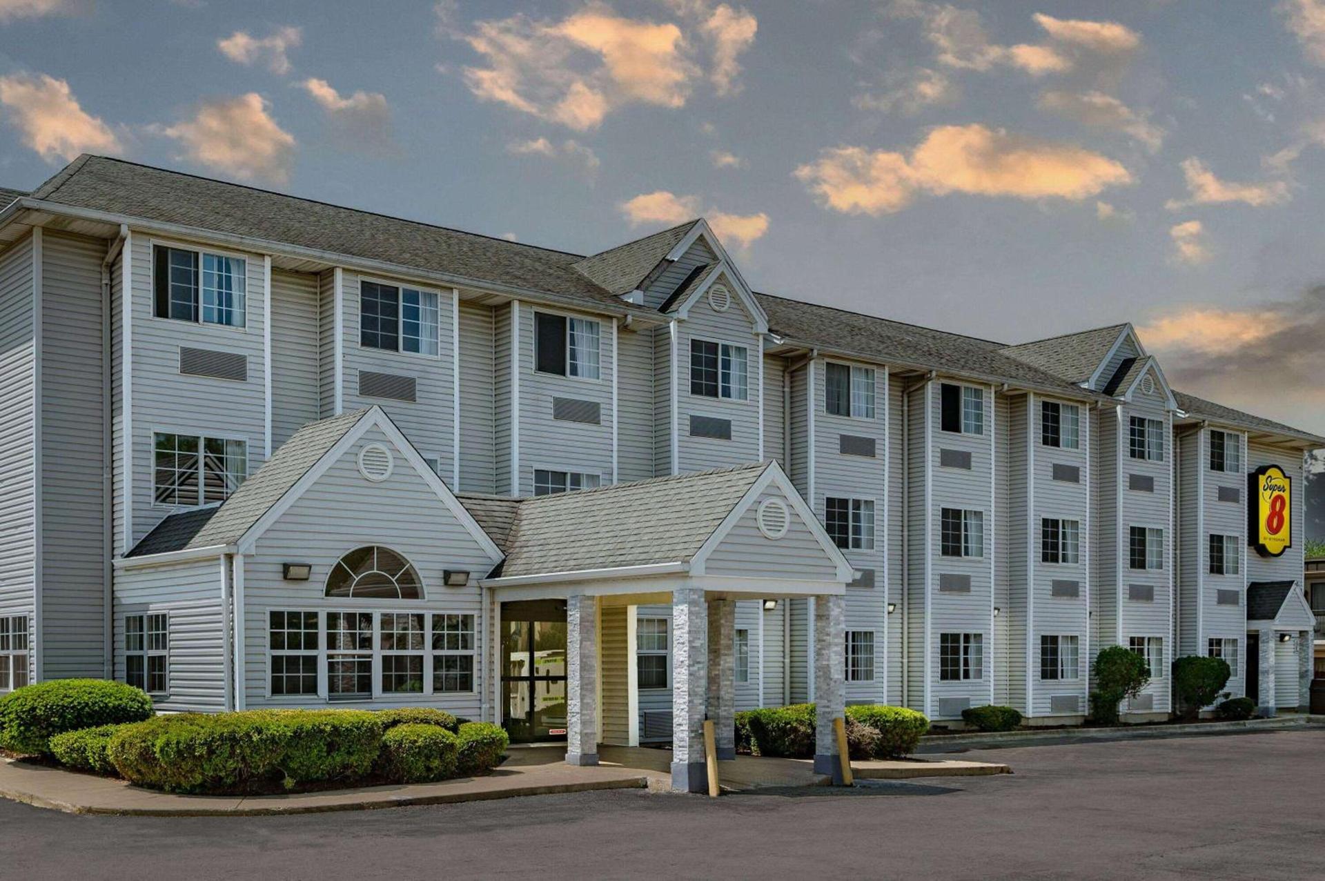 Super 8 by Wyndham Joliet photo 3