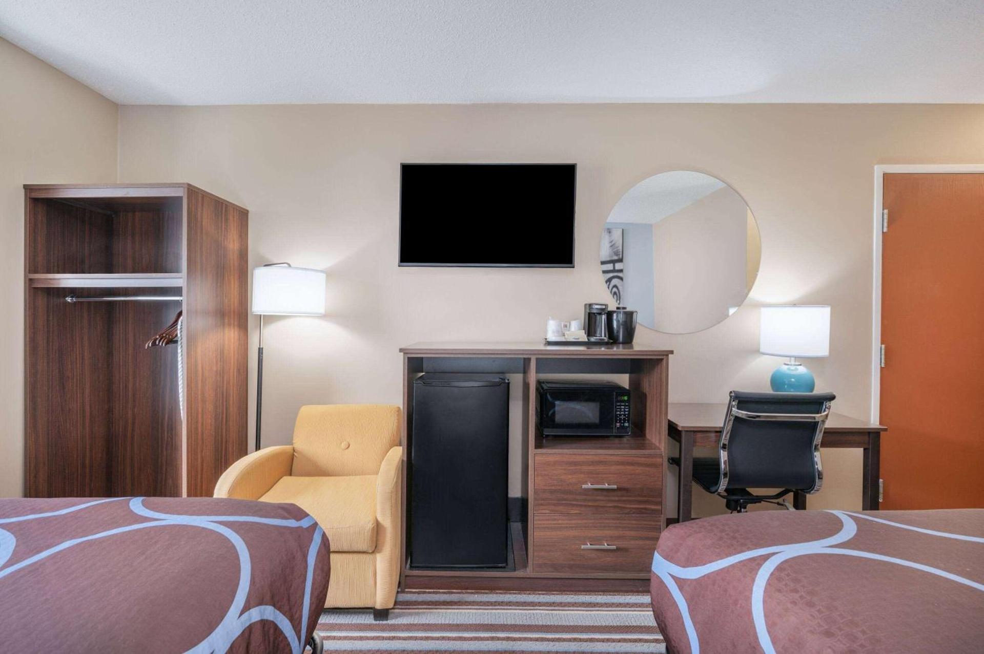 Super 8 by Wyndham Joliet photo 14
