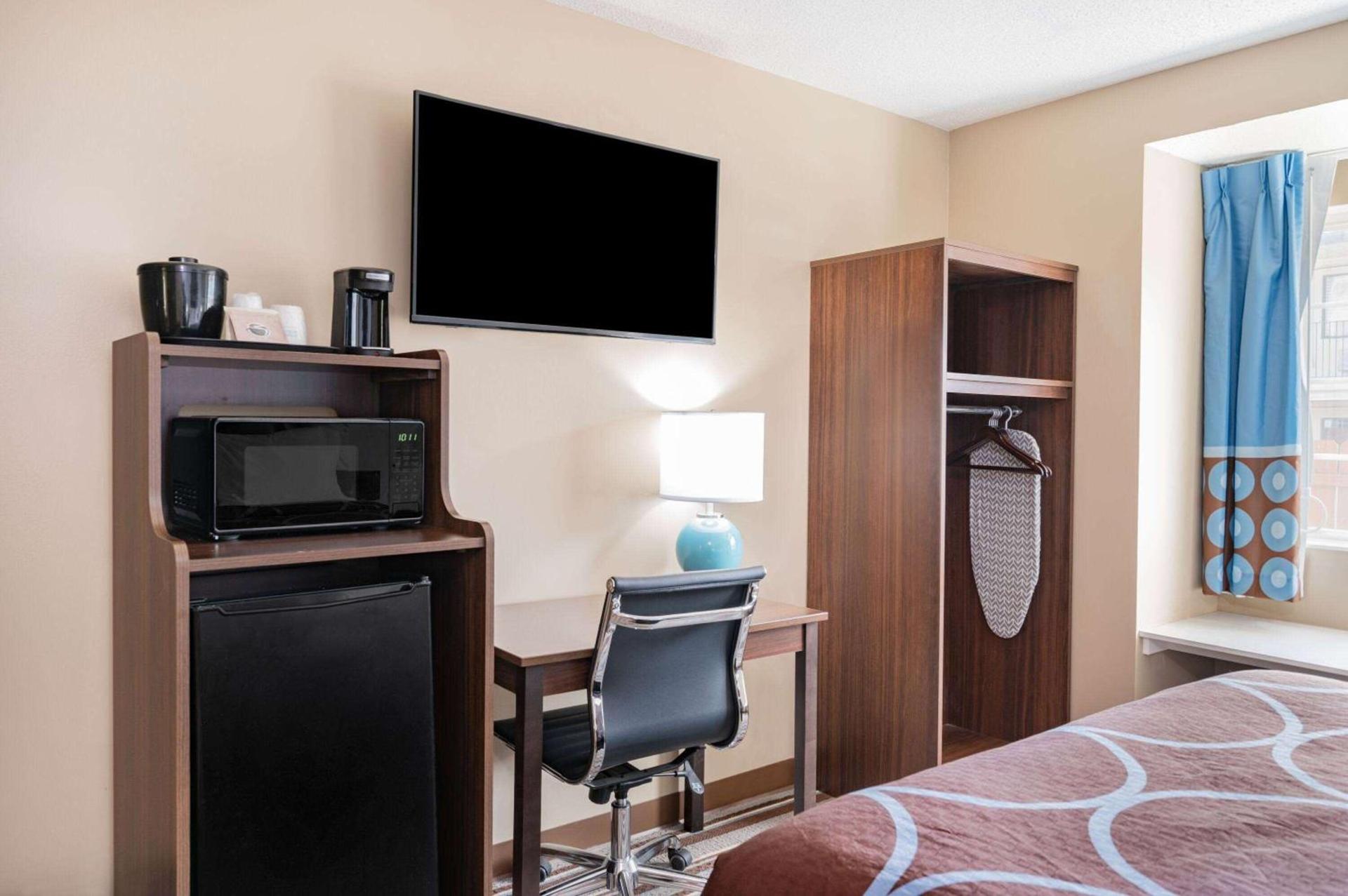 Super 8 by Wyndham Joliet photo 18