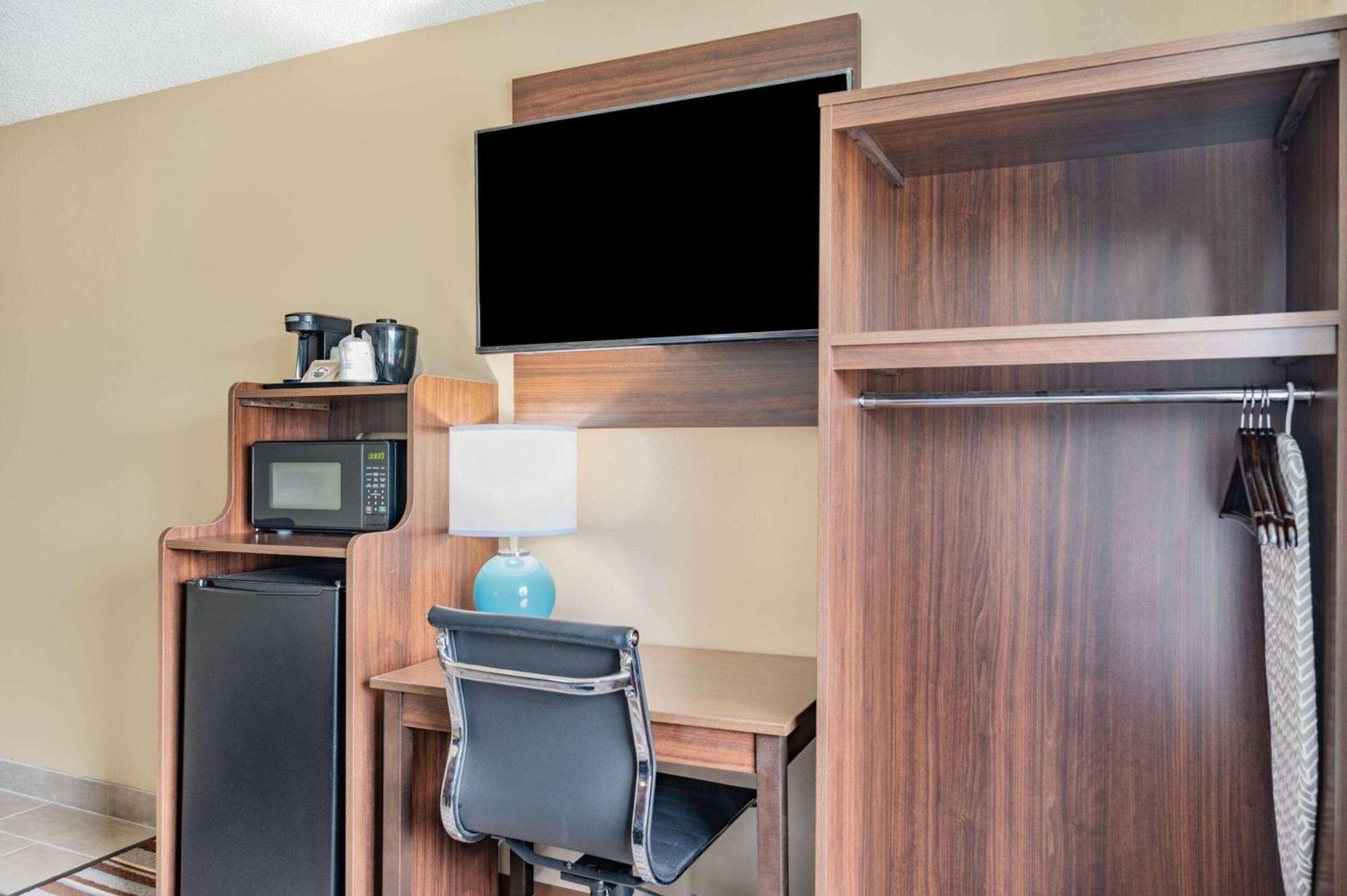 Super 8 by Wyndham Joliet photo 27