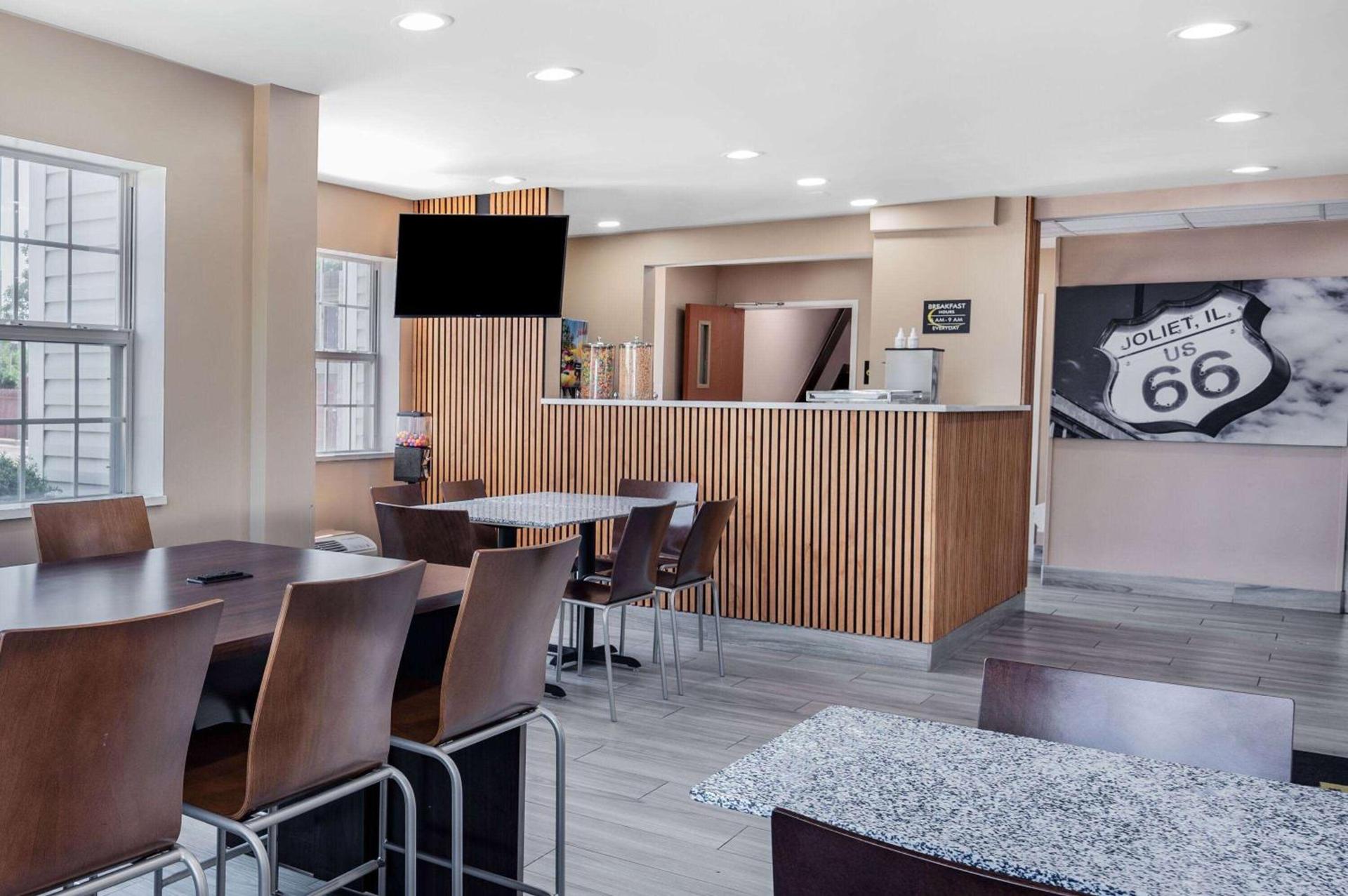 Super 8 by Wyndham Joliet photo 30