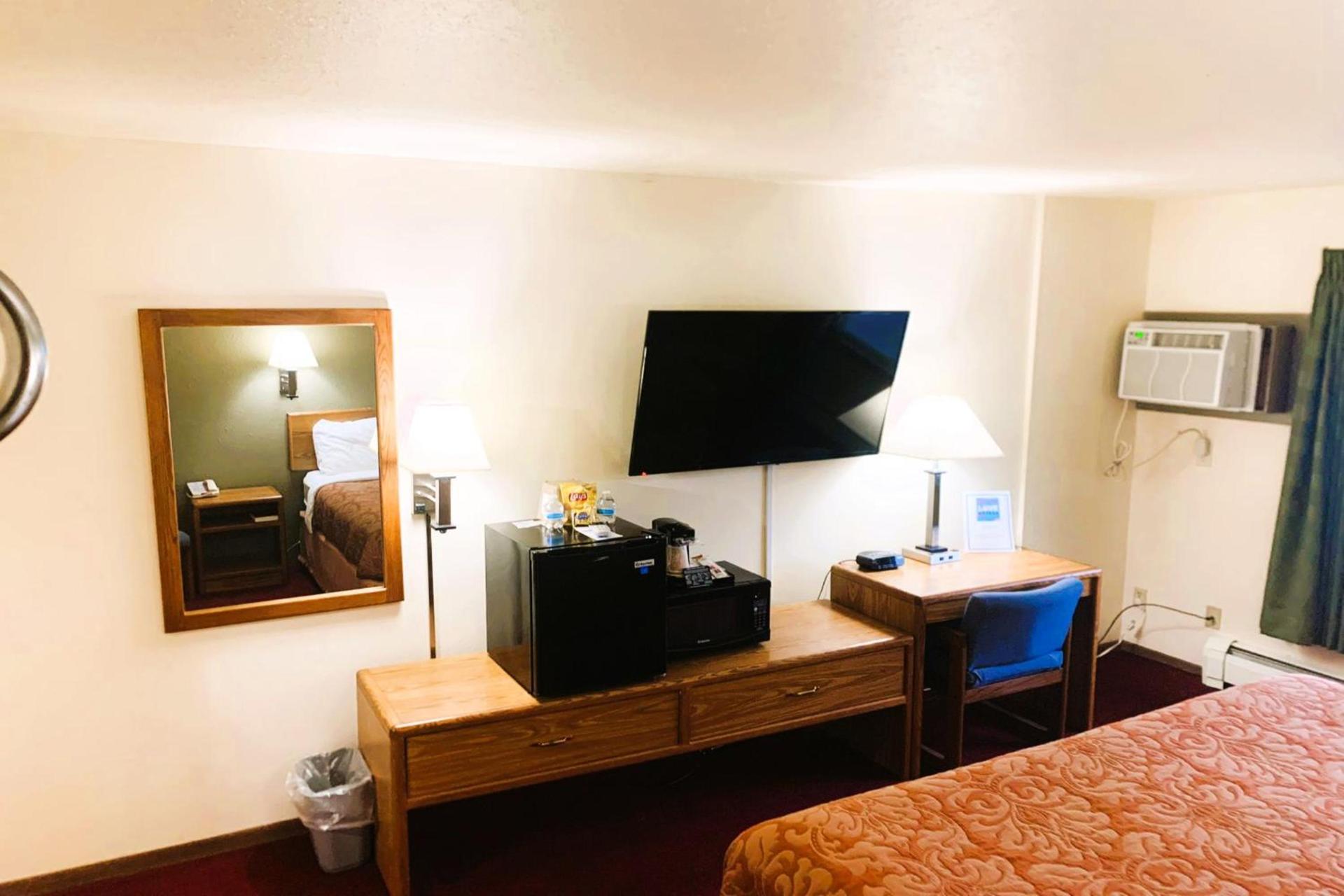 Love Hotels Staples by OYO at HWY 10 MN photo 33