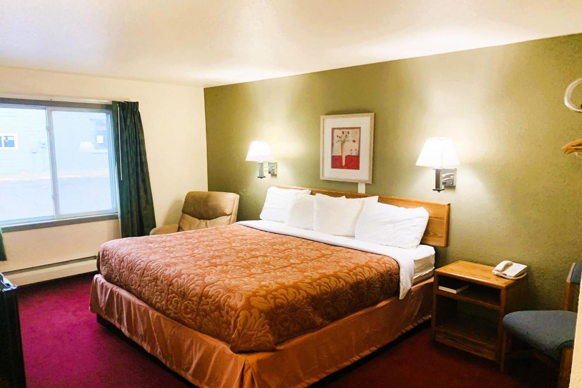Love Hotels Staples by OYO at HWY 10 MN photo 32