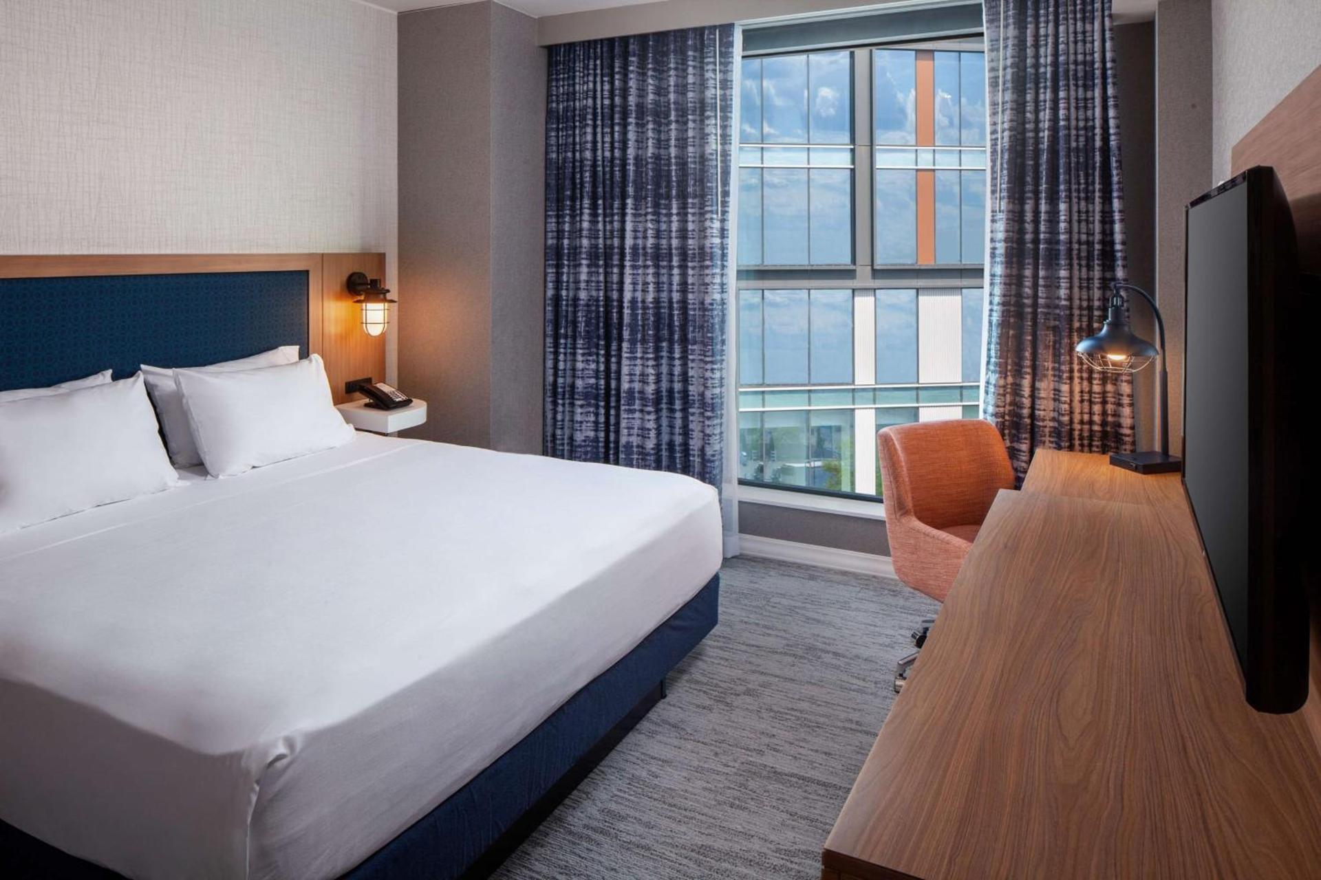 Hampton by Hilton at the Boston Seaport District photo 2