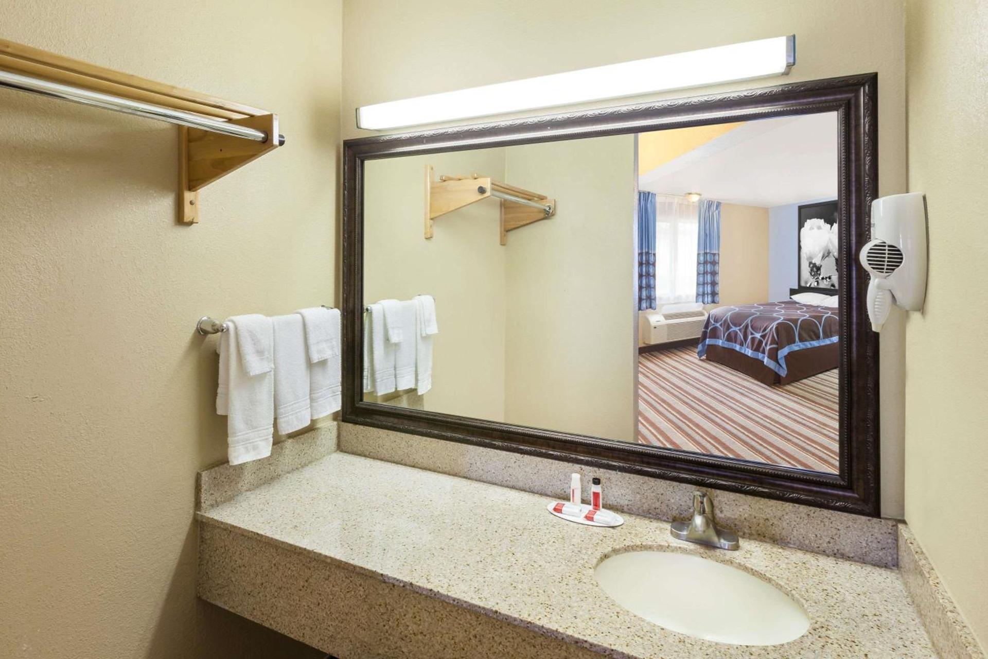 Super 8 by Wyndham Kingsville photo 9