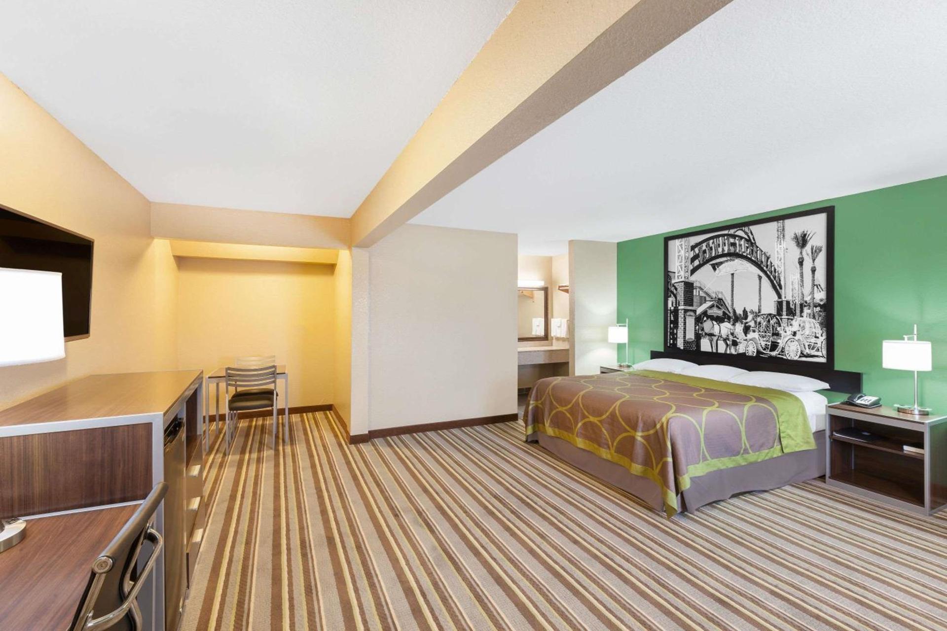 Super 8 by Wyndham Kingsville photo 2