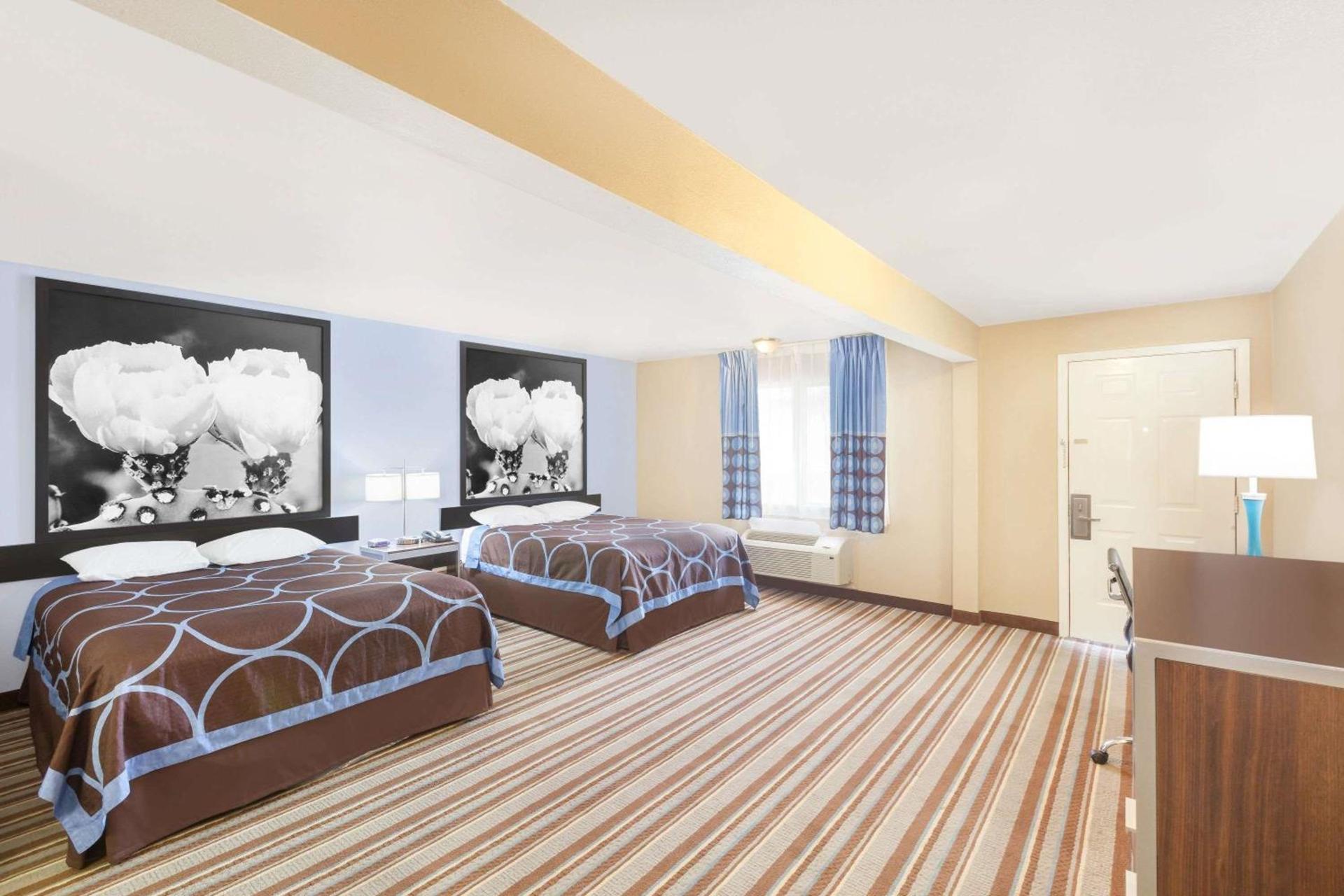 Super 8 by Wyndham Kingsville photo 3
