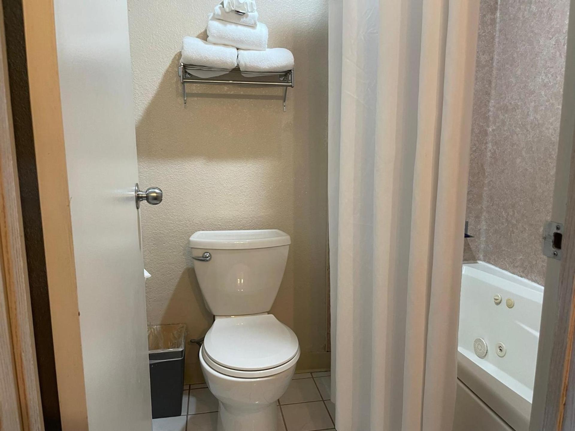 Americas Best Value Inn Lynnwood photo 6