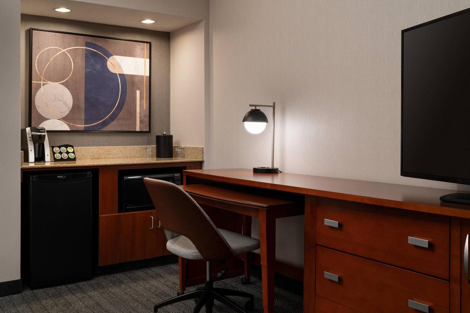 Courtyard by Marriott Bakersfield photo 19