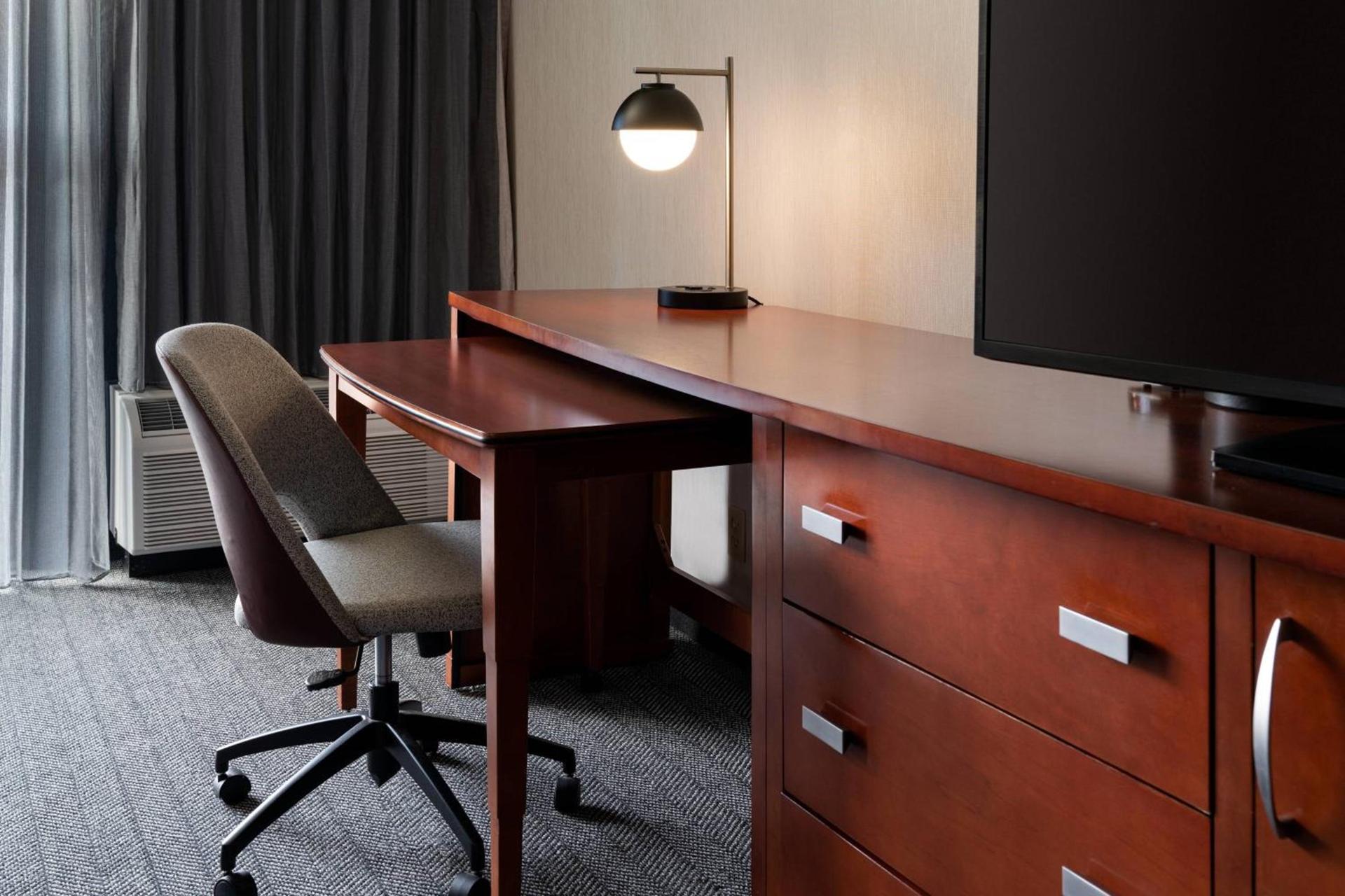 Courtyard by Marriott Bakersfield photo 11