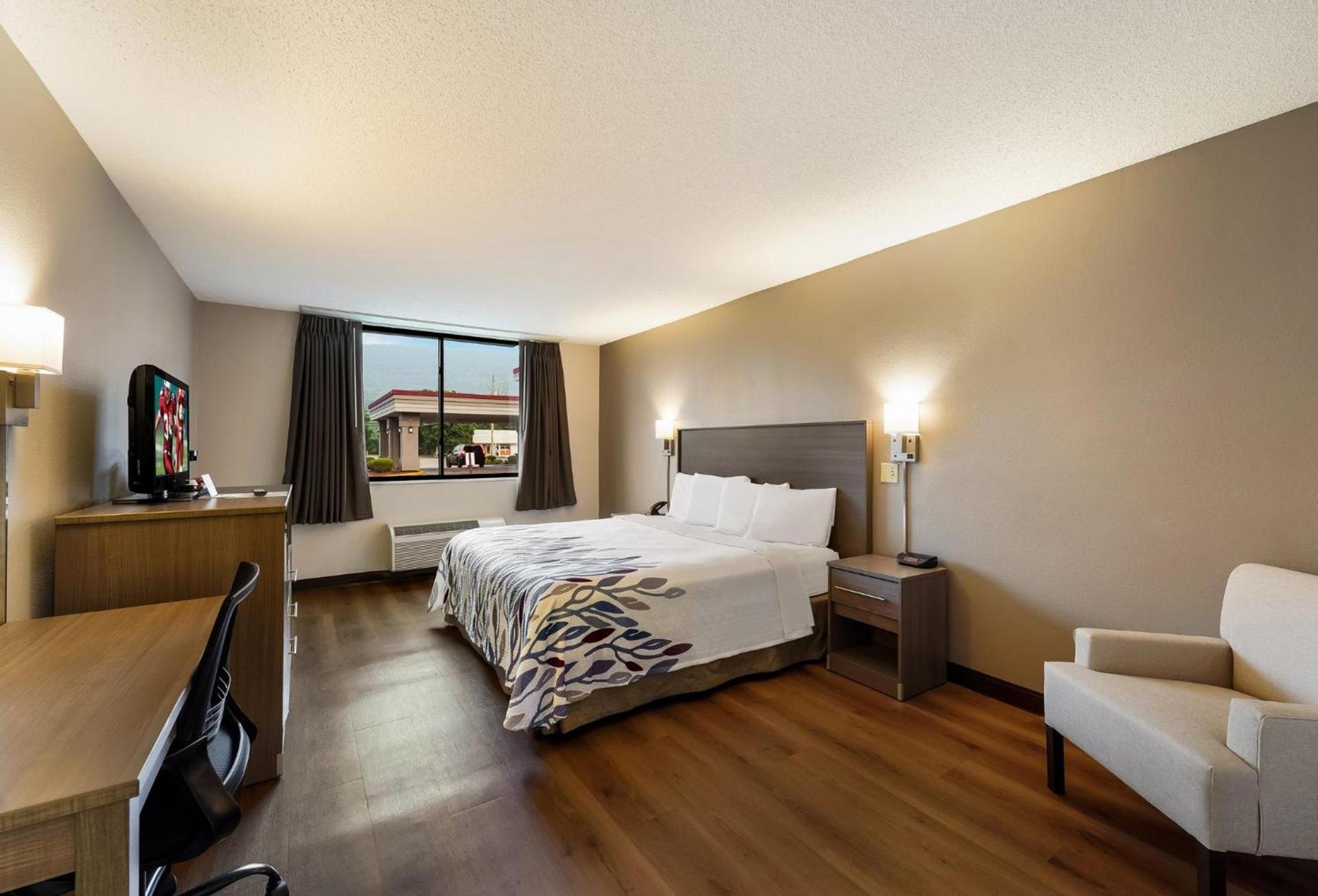 Red Roof Inn Painted Post photo 29