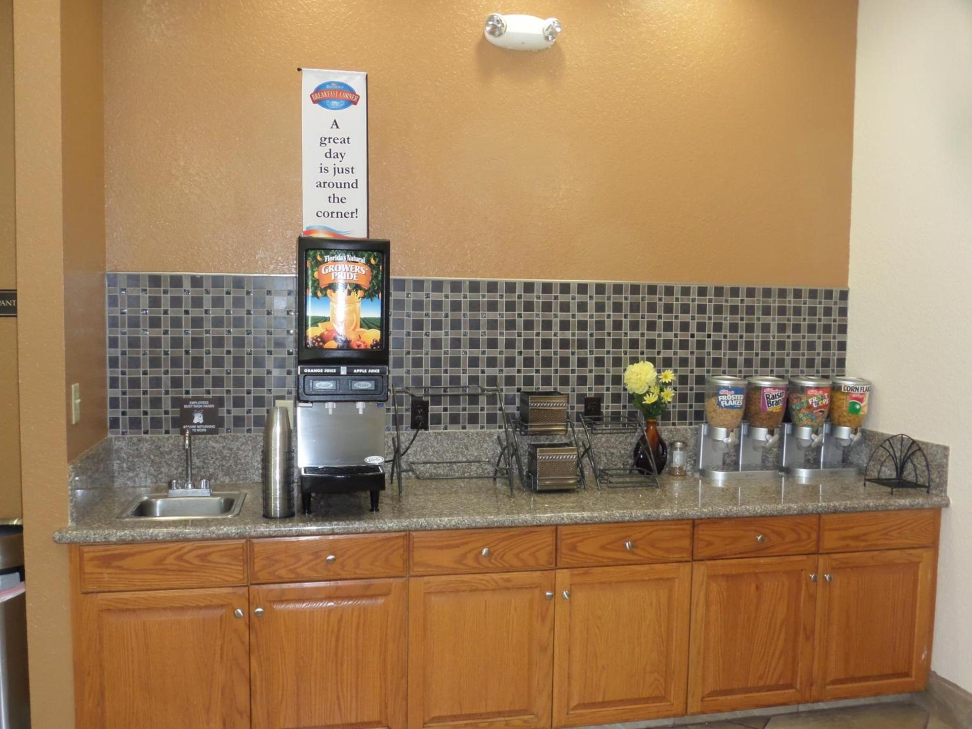 Baymont by Wyndham Pearsall photo 41
