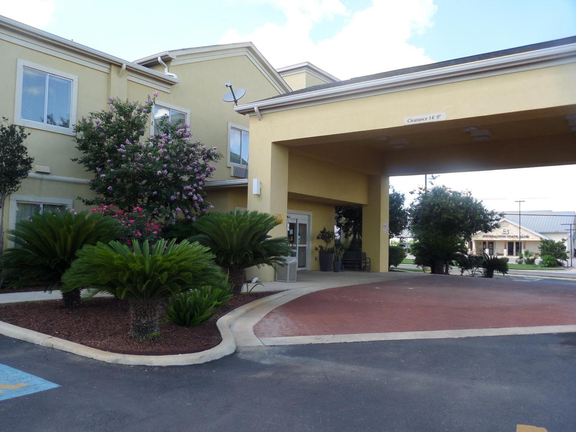 Baymont by Wyndham Pearsall photo 18