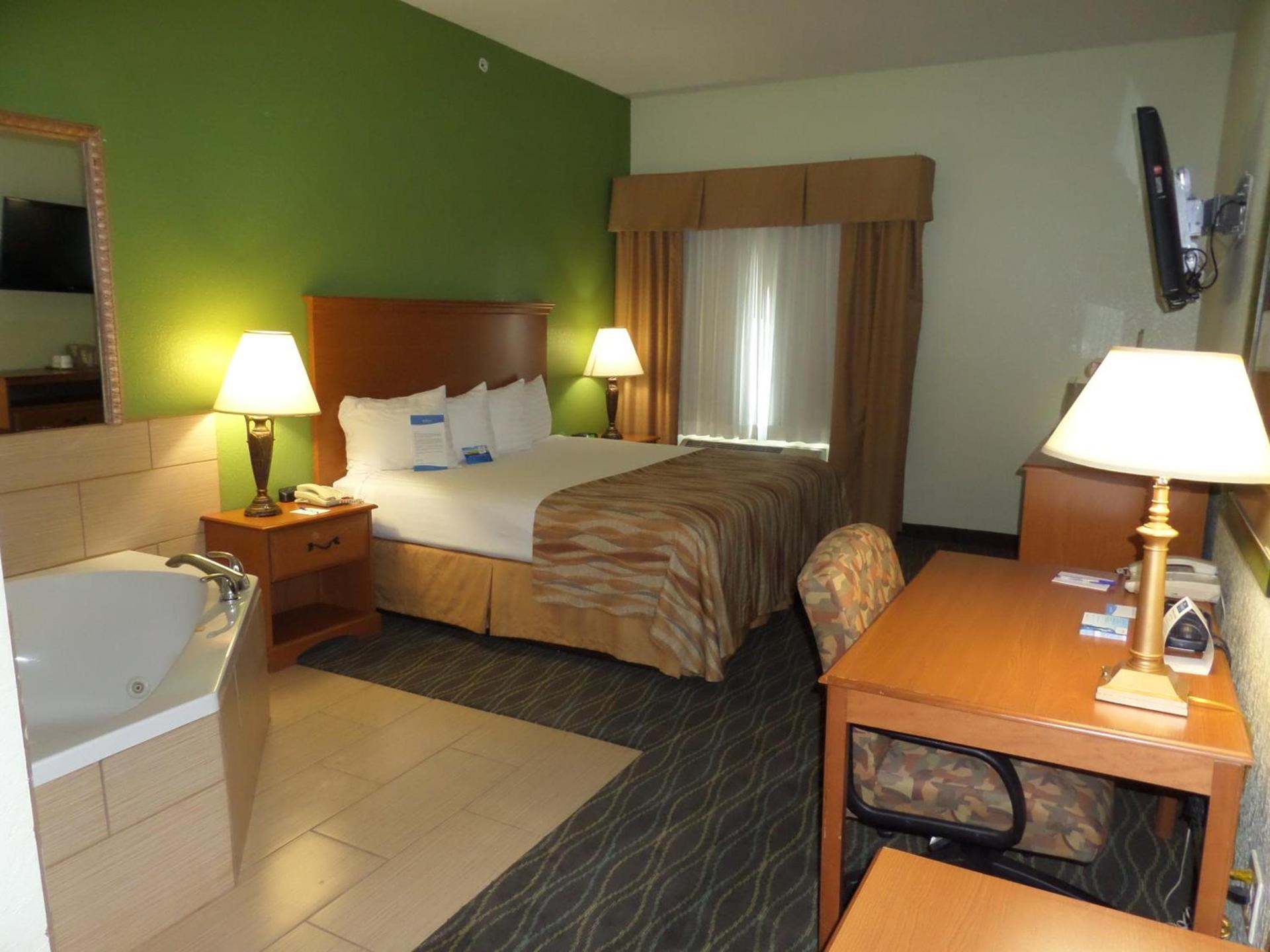 Baymont by Wyndham Pearsall photo 34