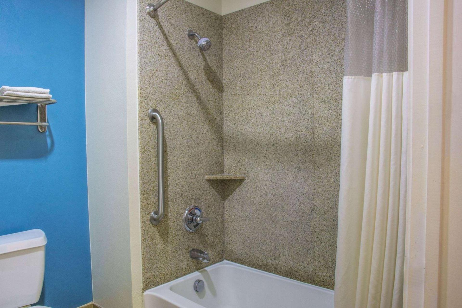 Days Inn by Wyndham Humble/Houston Intercontinental Airport photo 9