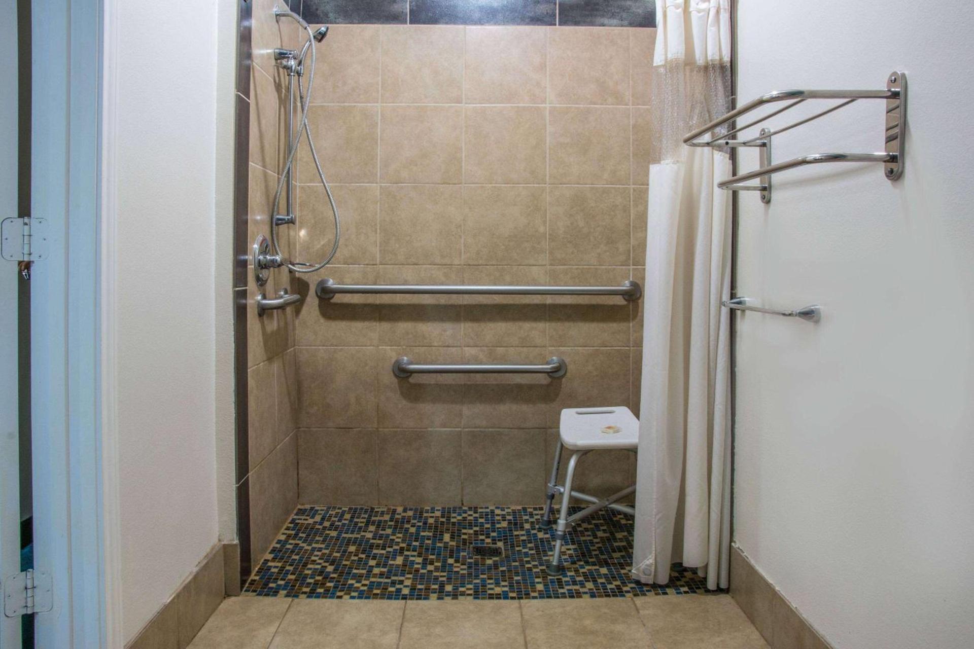 Days Inn by Wyndham Humble/Houston Intercontinental Airport photo 11