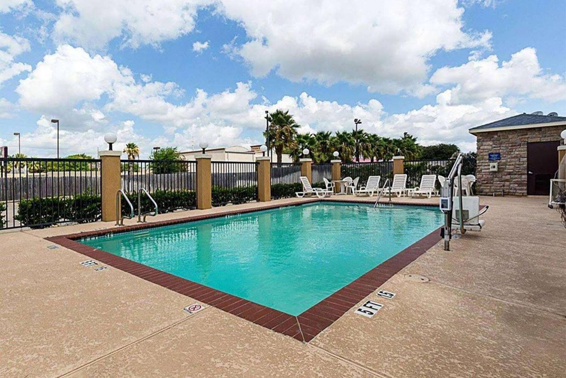 Days Inn & Suites by Wyndham Houston / West Energy Corridor photo 7