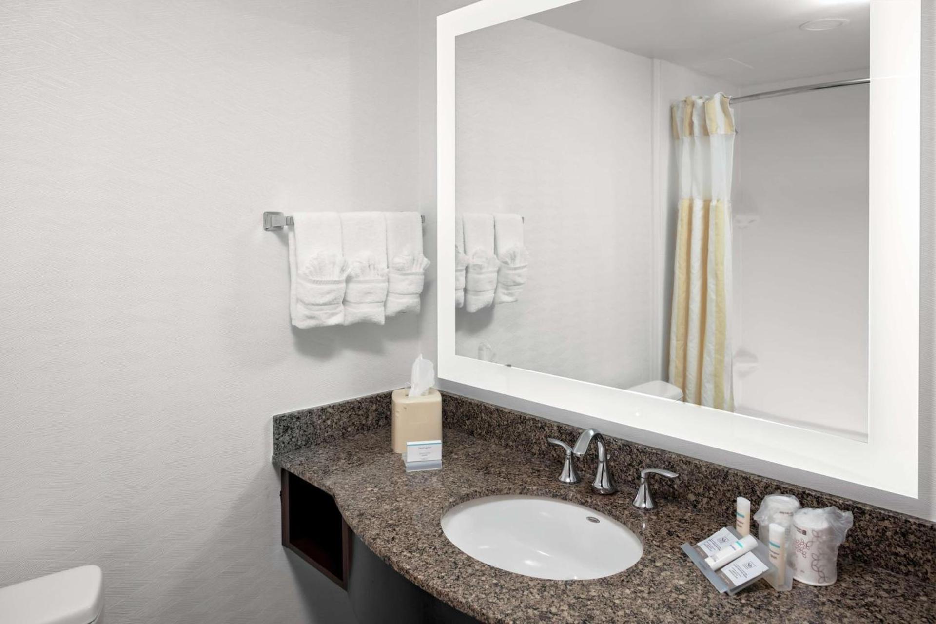 Hilton Garden Inn Atlanta Perimeter Center photo 16
