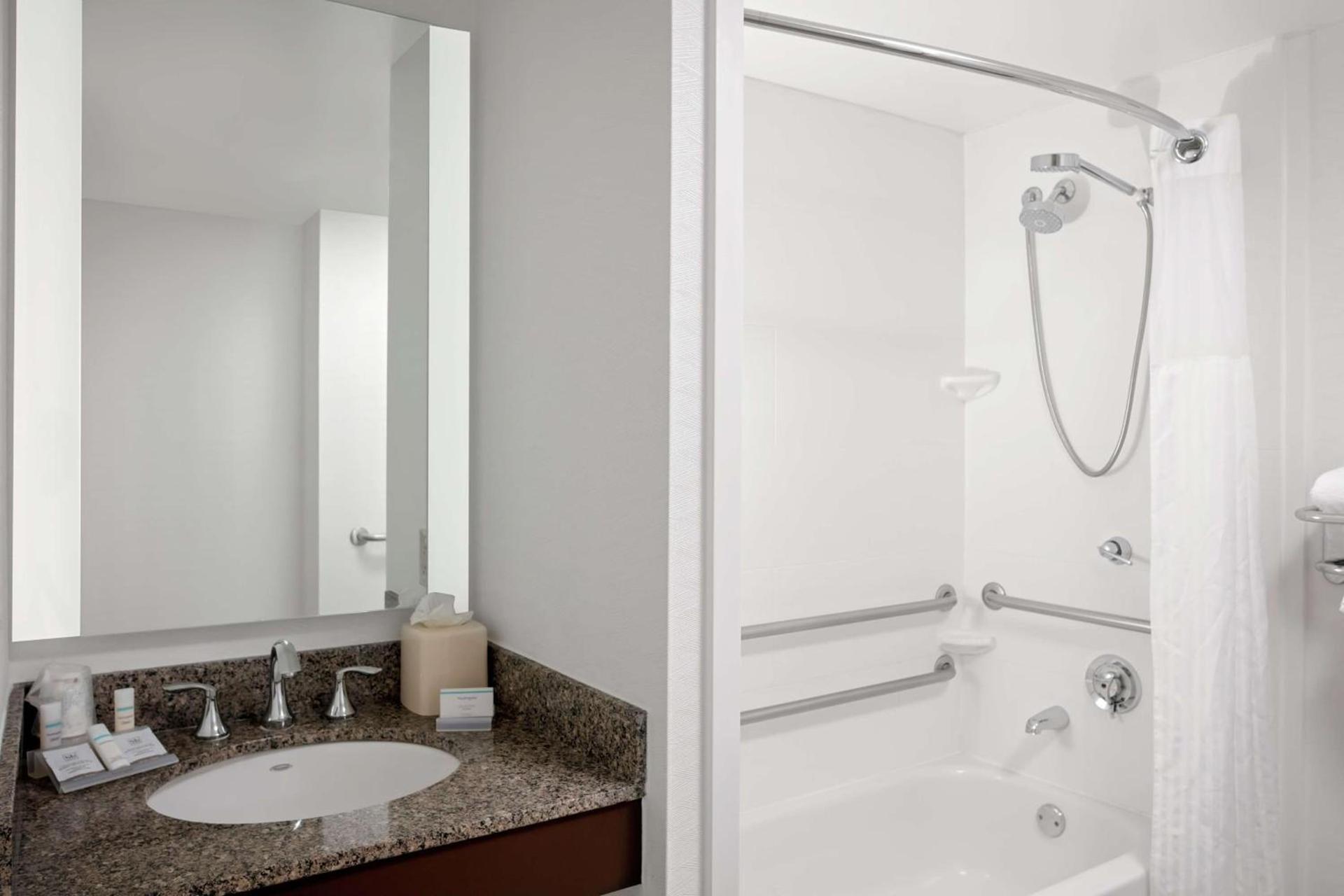 Hilton Garden Inn Atlanta Perimeter Center photo 17