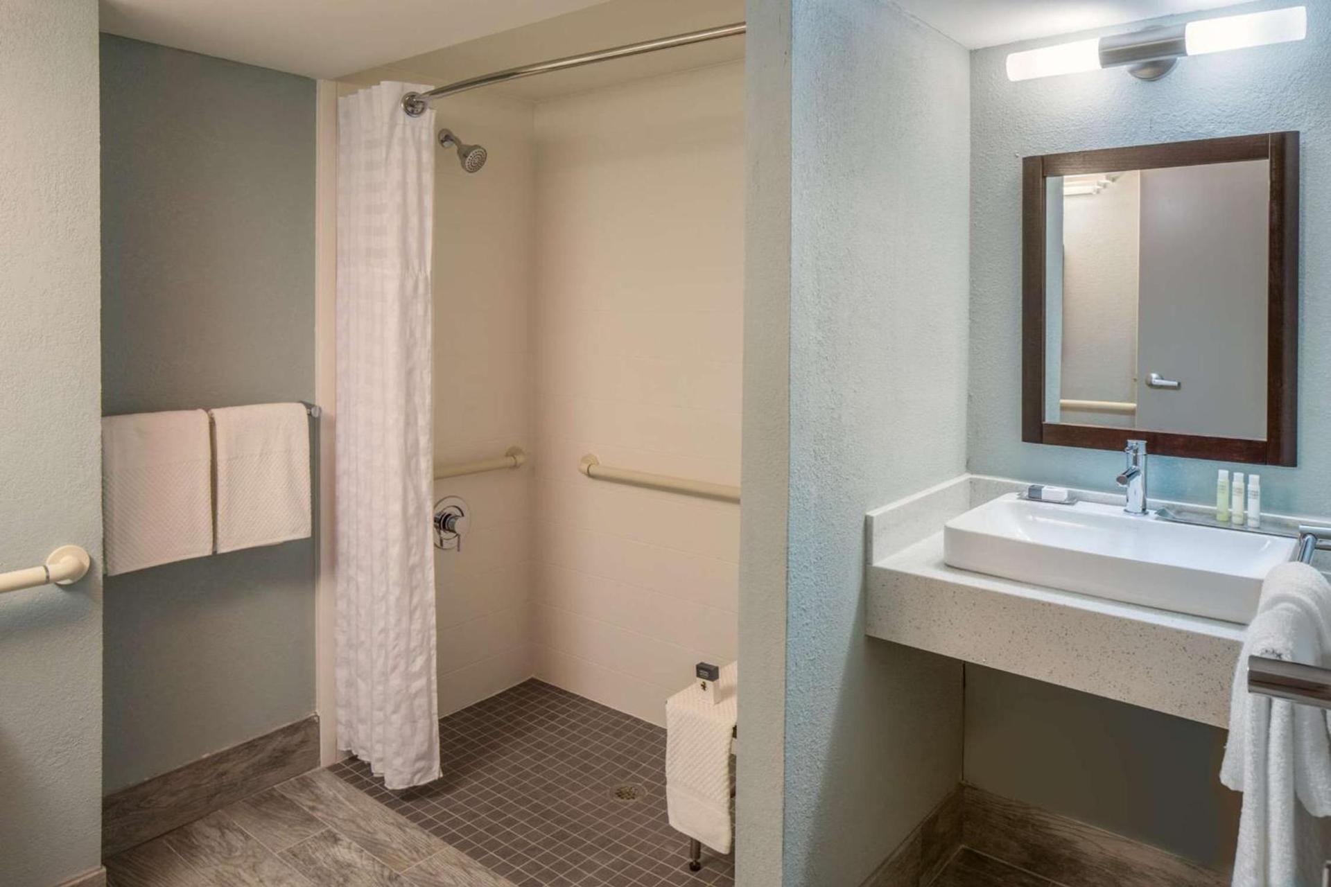 DoubleTree by Hilton Austin Northwest - Arboretum photo 10