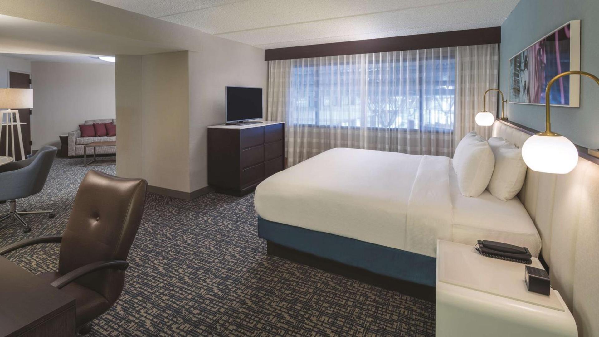 DoubleTree by Hilton Austin Northwest - Arboretum photo 13