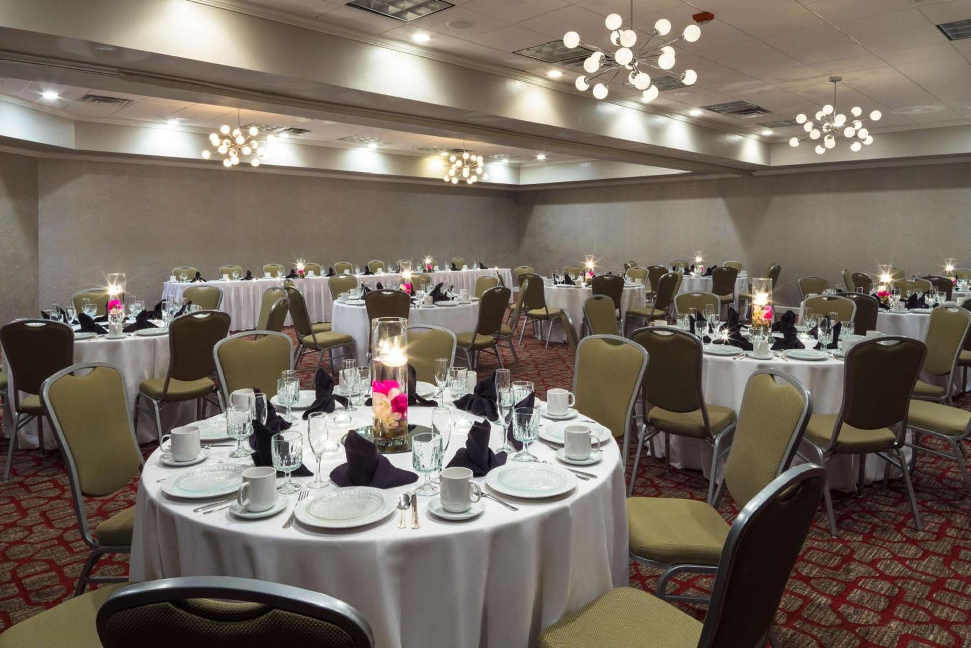 DoubleTree by Hilton Austin Northwest - Arboretum photo 15