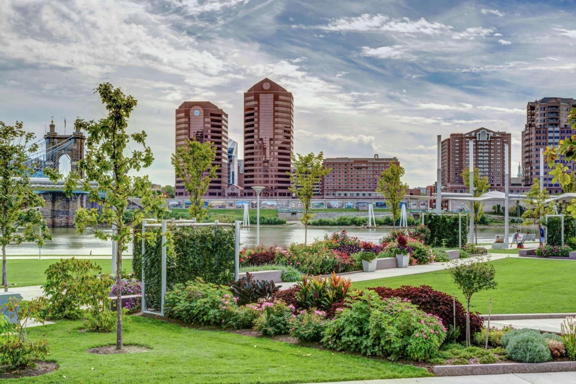 Embassy Suites Cincinnati - RiverCenter photo 8