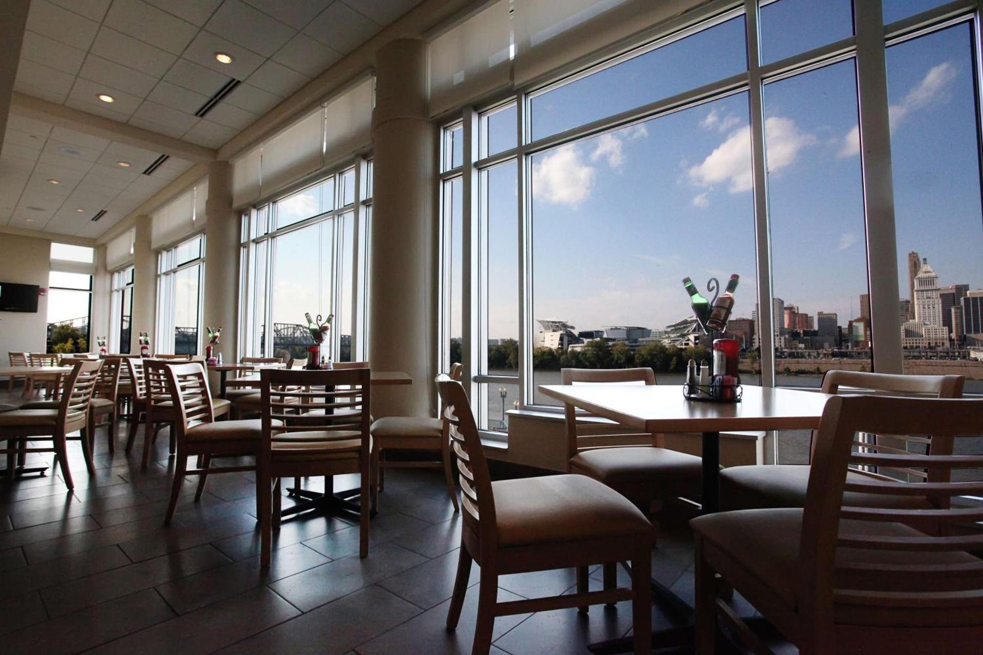 Embassy Suites Cincinnati - RiverCenter photo 18