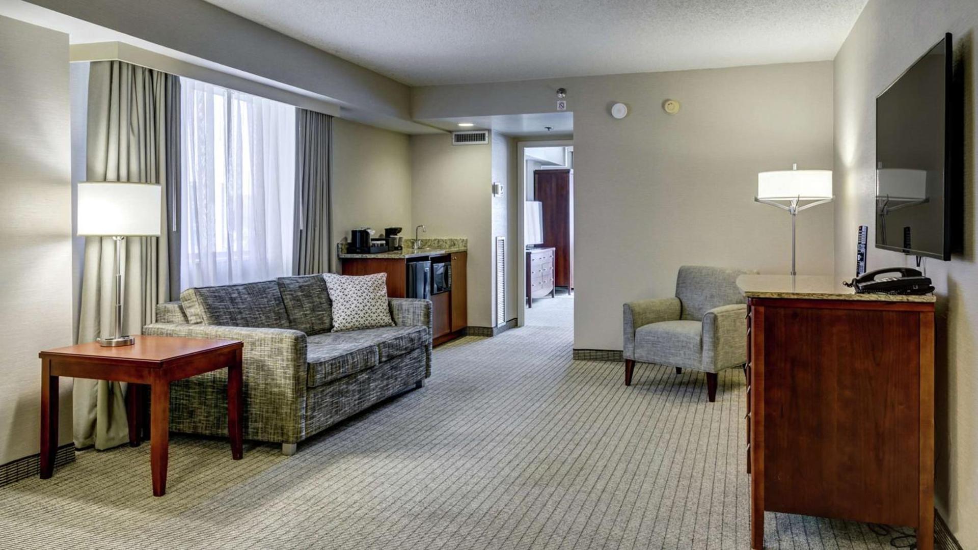 Embassy Suites Cincinnati - RiverCenter photo 21