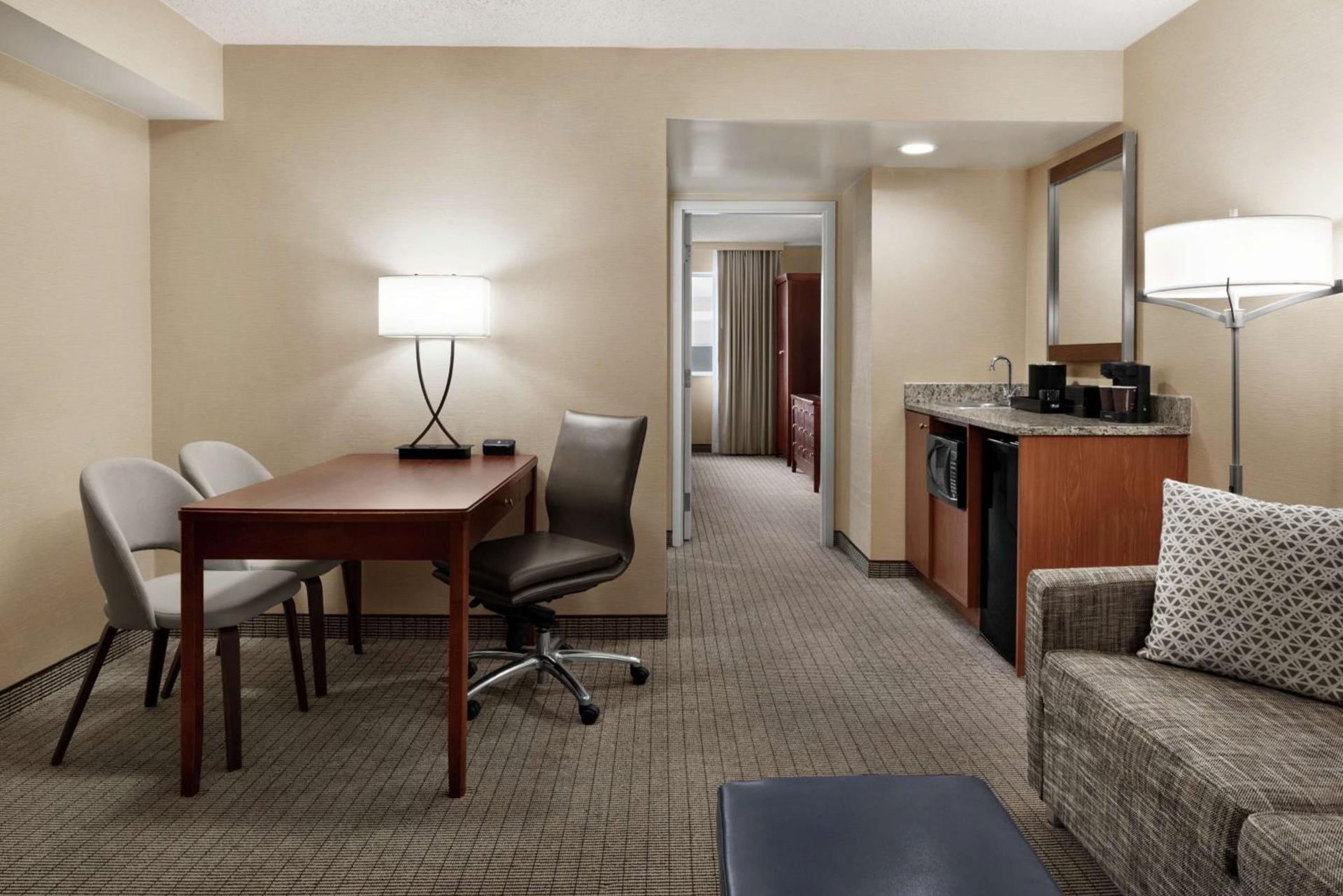 Embassy Suites Cincinnati - RiverCenter photo 24