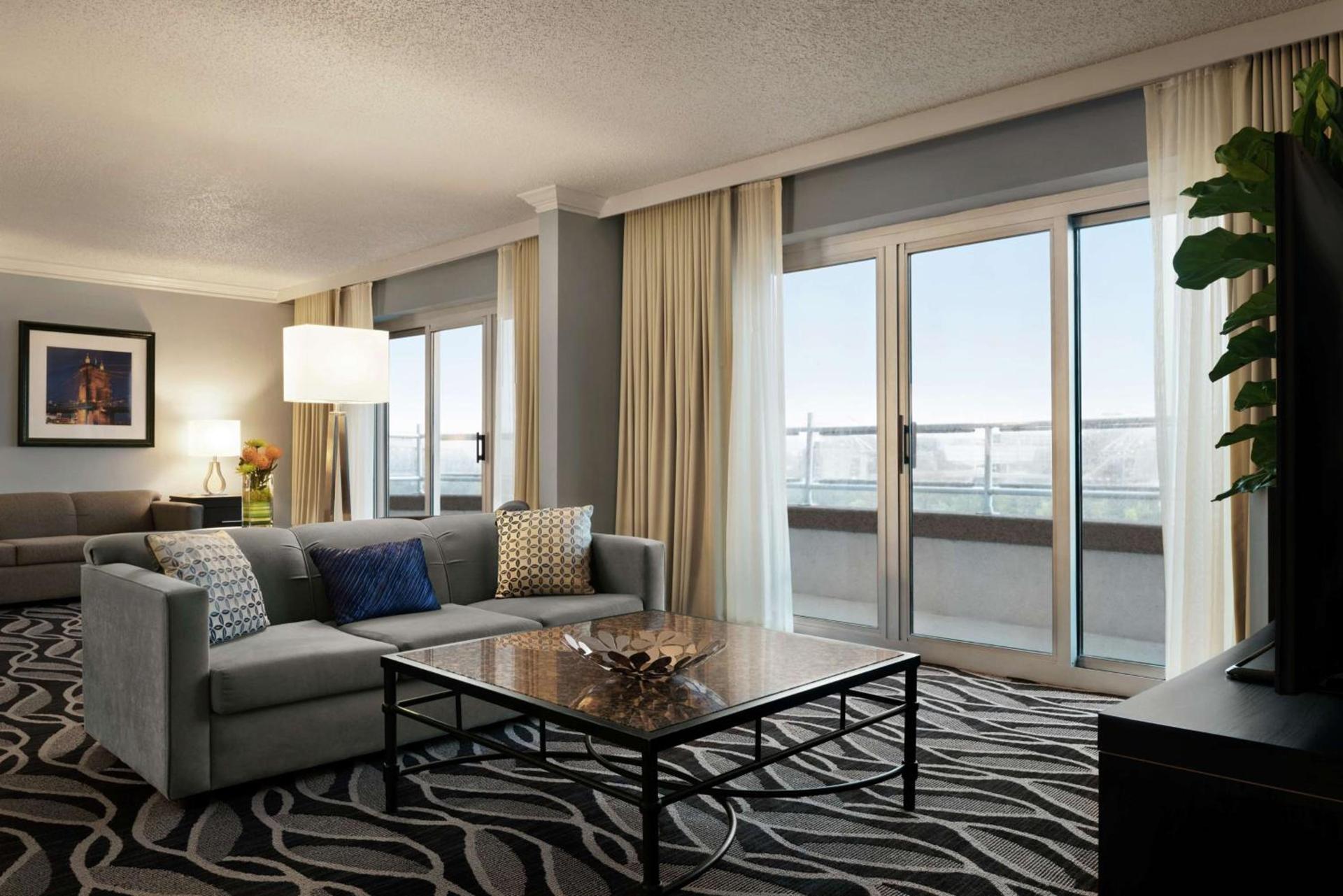 Embassy Suites Cincinnati - RiverCenter photo 4