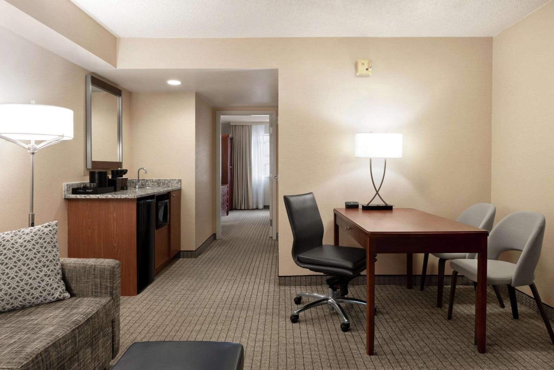 Embassy Suites Cincinnati - RiverCenter photo 31