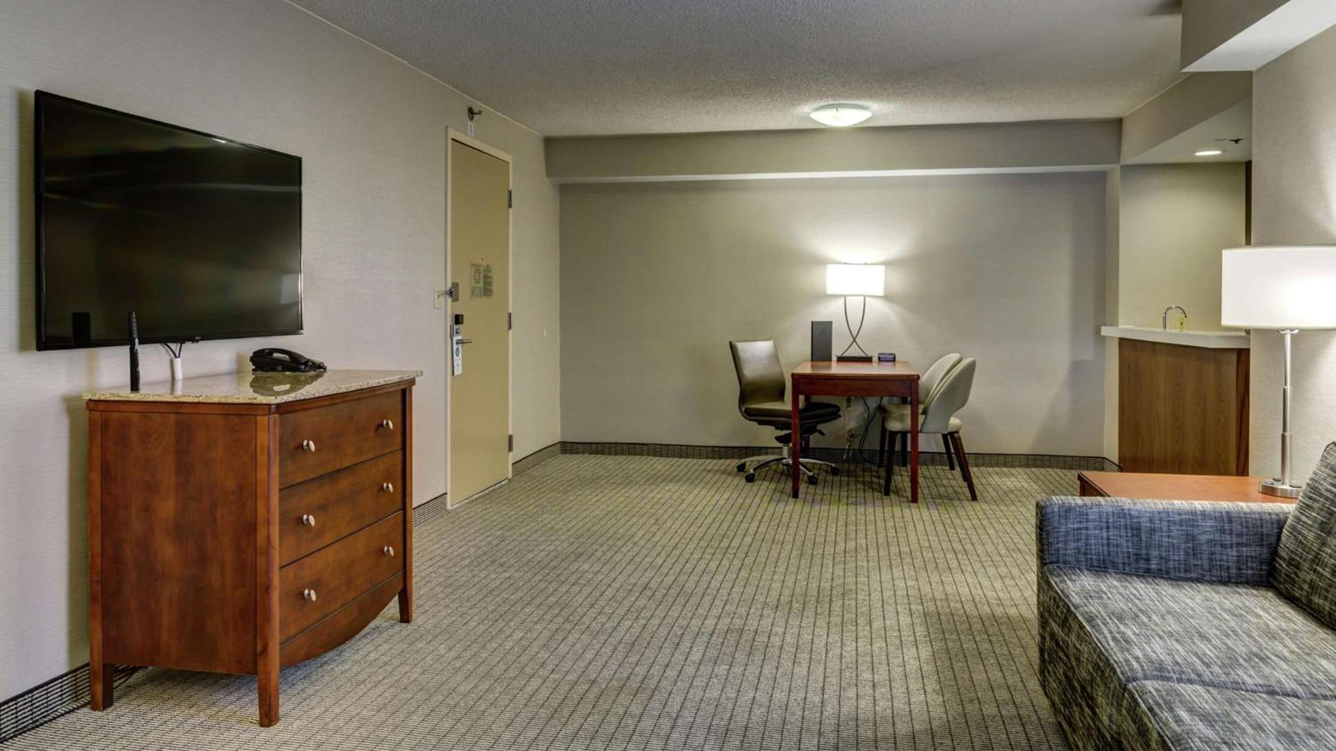 Embassy Suites Cincinnati - RiverCenter photo 38