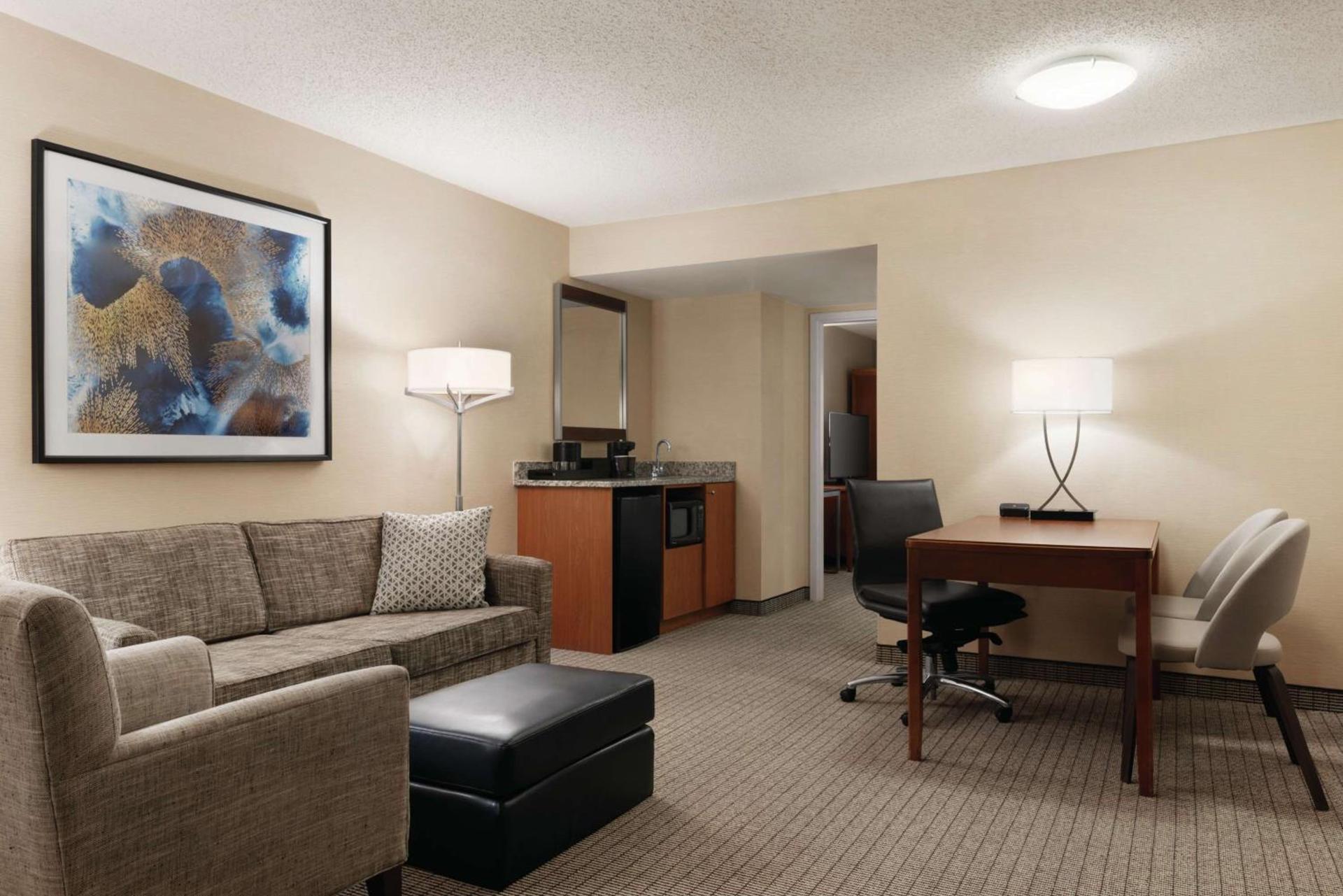 Embassy Suites Cincinnati - RiverCenter photo 40