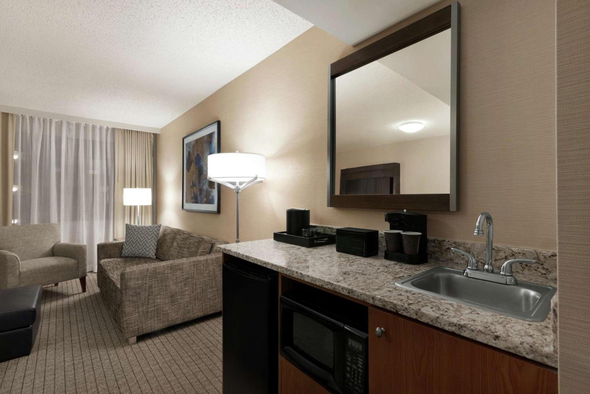 Embassy Suites Cincinnati - RiverCenter photo 44