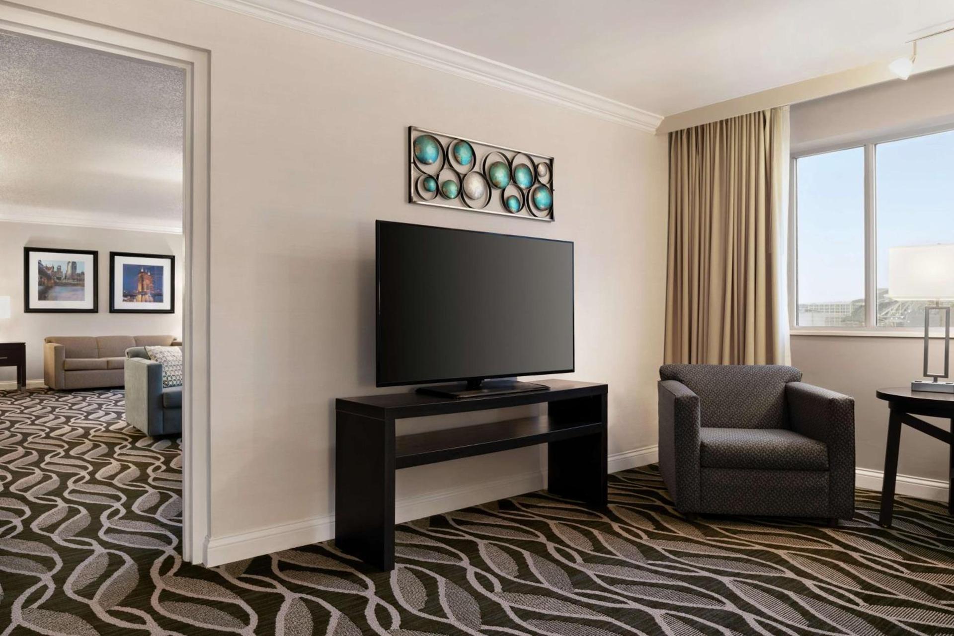 Embassy Suites Cincinnati - RiverCenter photo 48