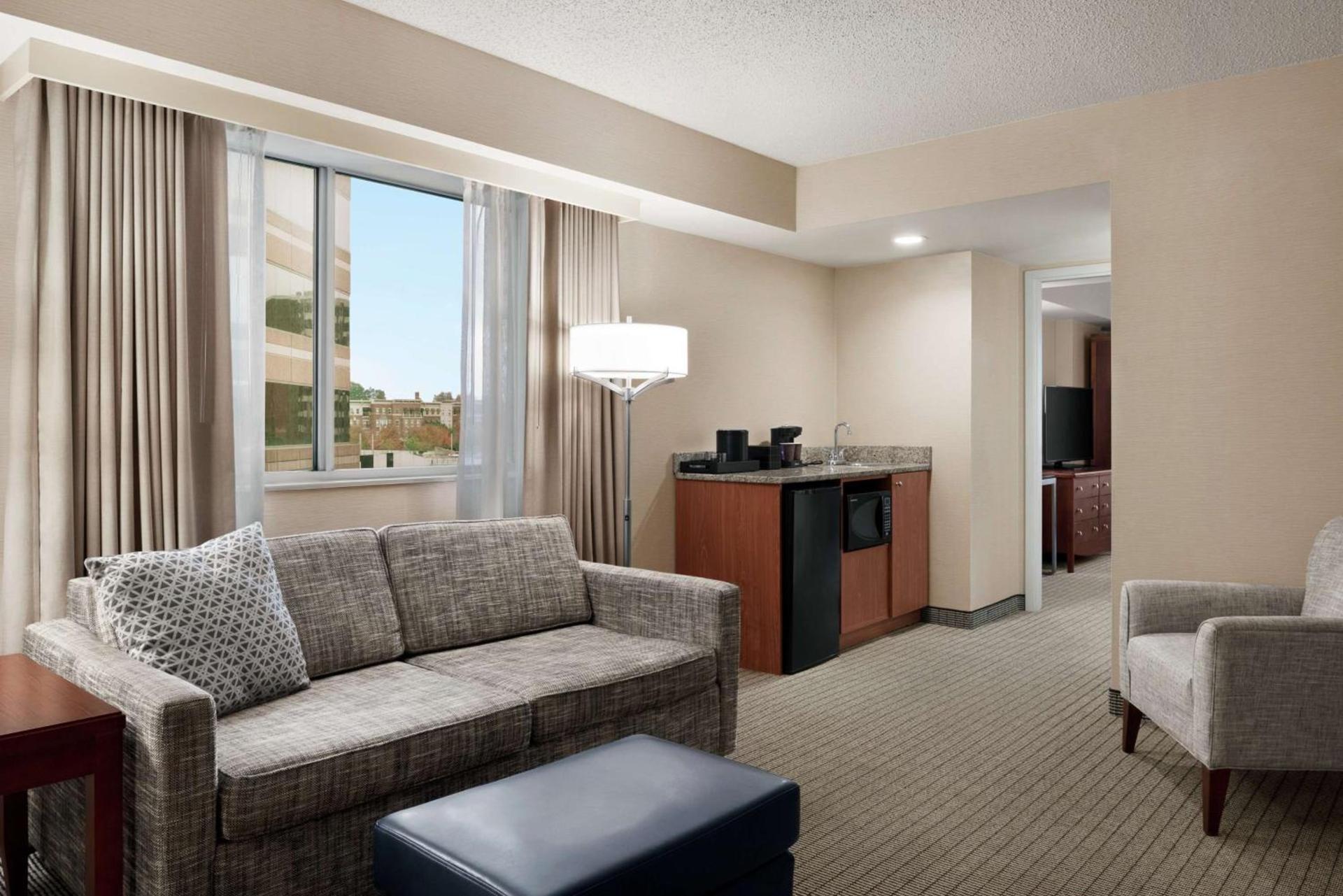 Embassy Suites Cincinnati - RiverCenter photo 50