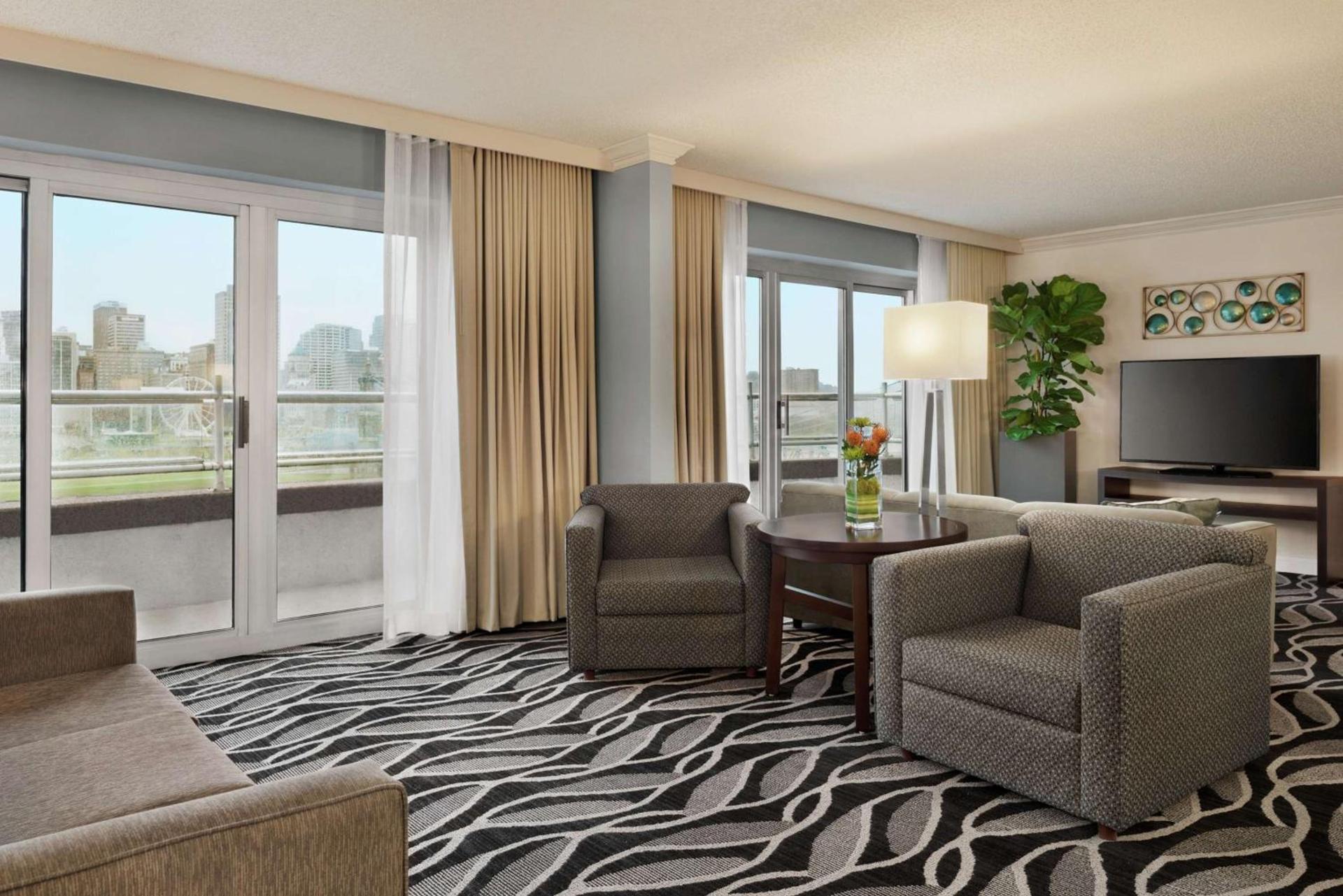 Embassy Suites Cincinnati - RiverCenter photo 51