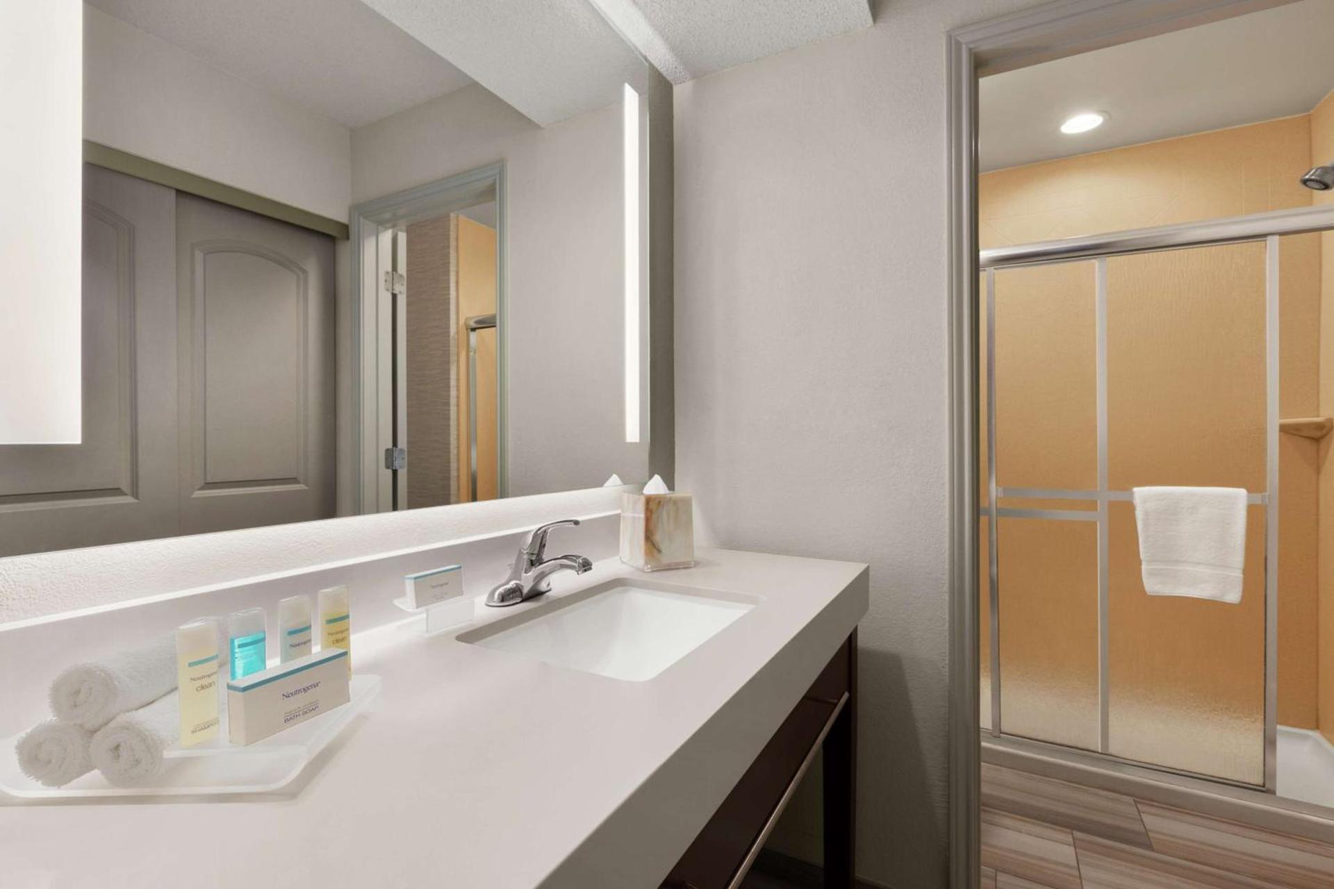 Addison Suites photo 15