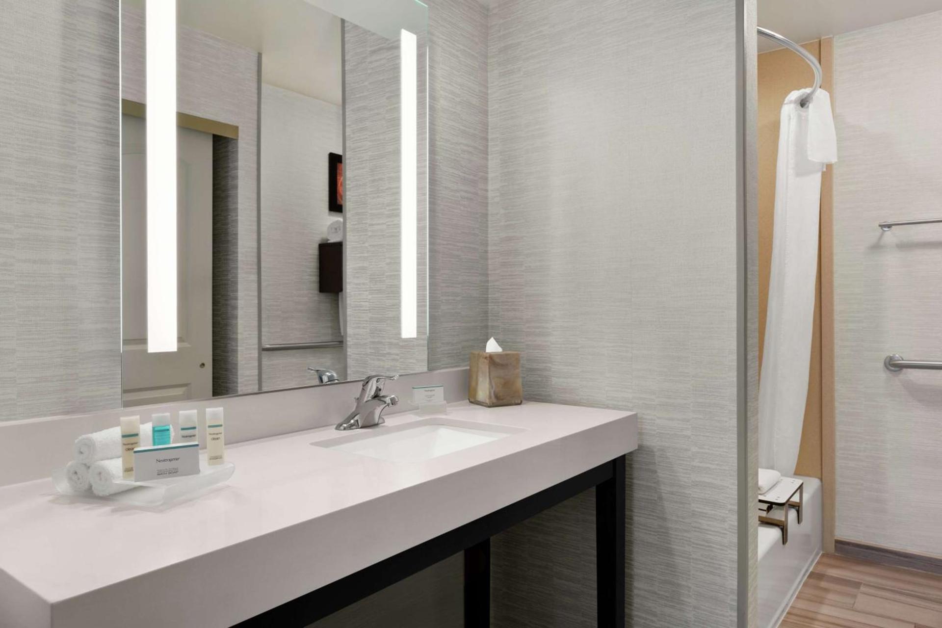 Addison Suites photo 16