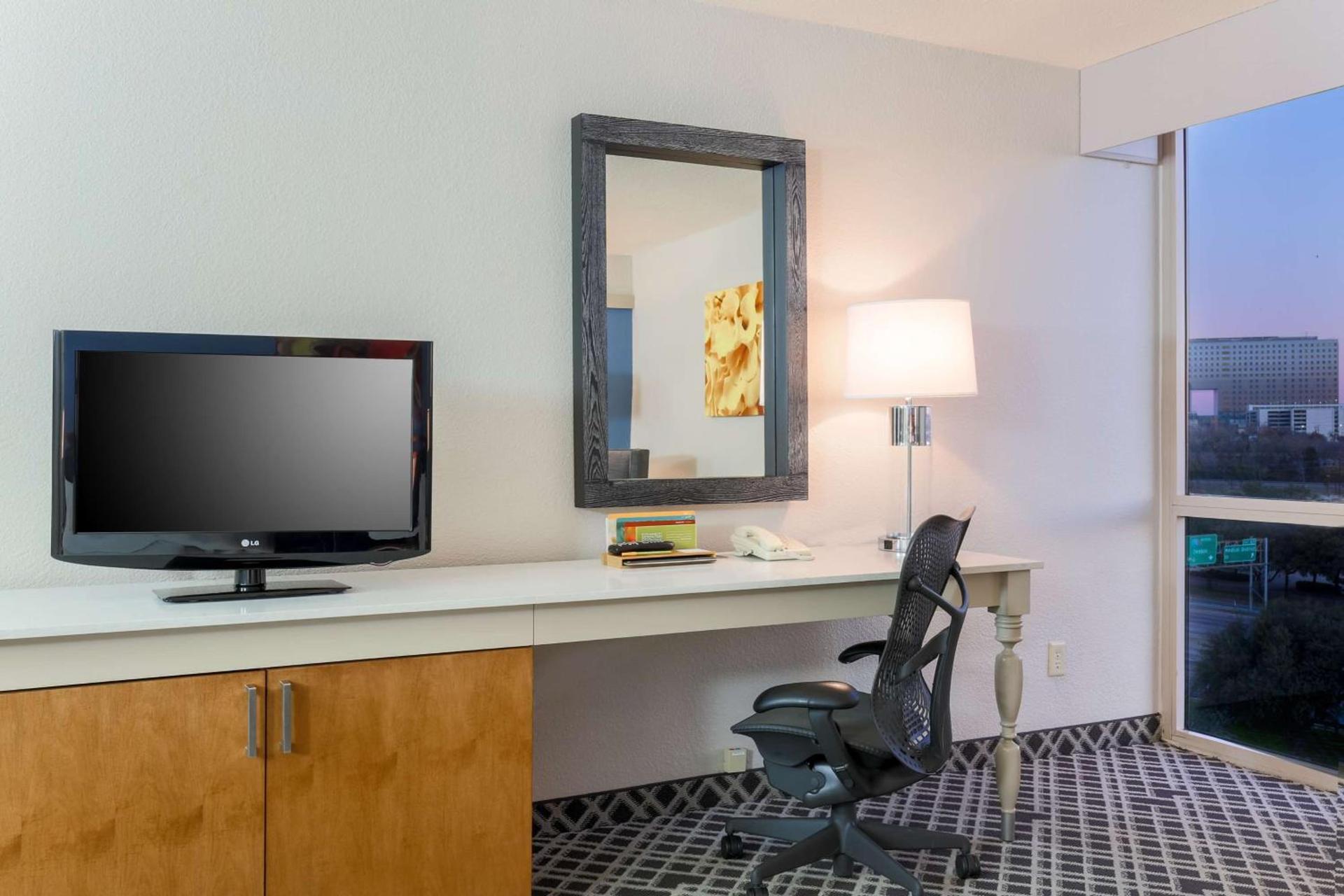 Hilton Garden Inn Dallas/Market Center photo 2