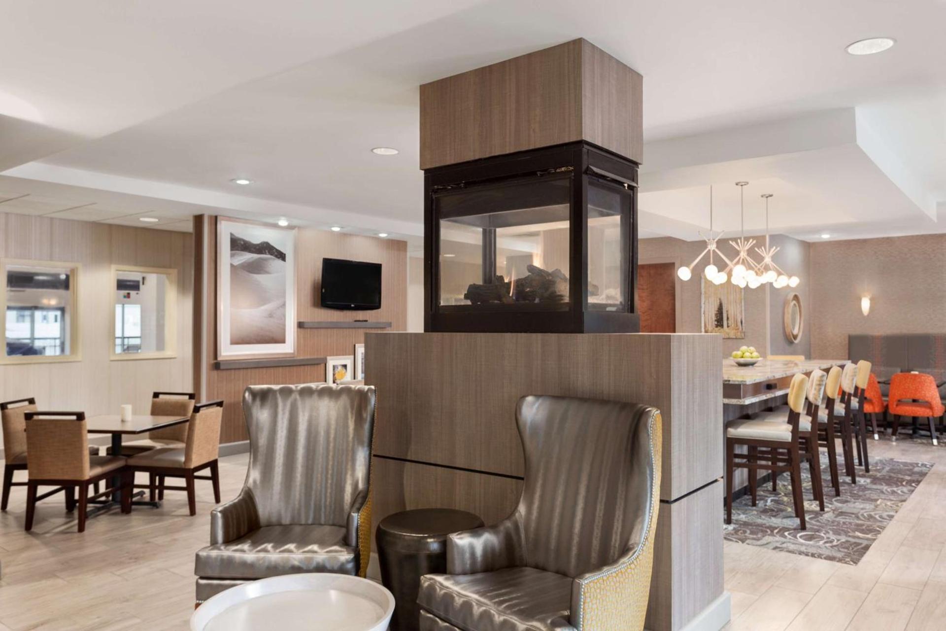 Hampton Inn & Suites Denver-Cherry Creek photo 7