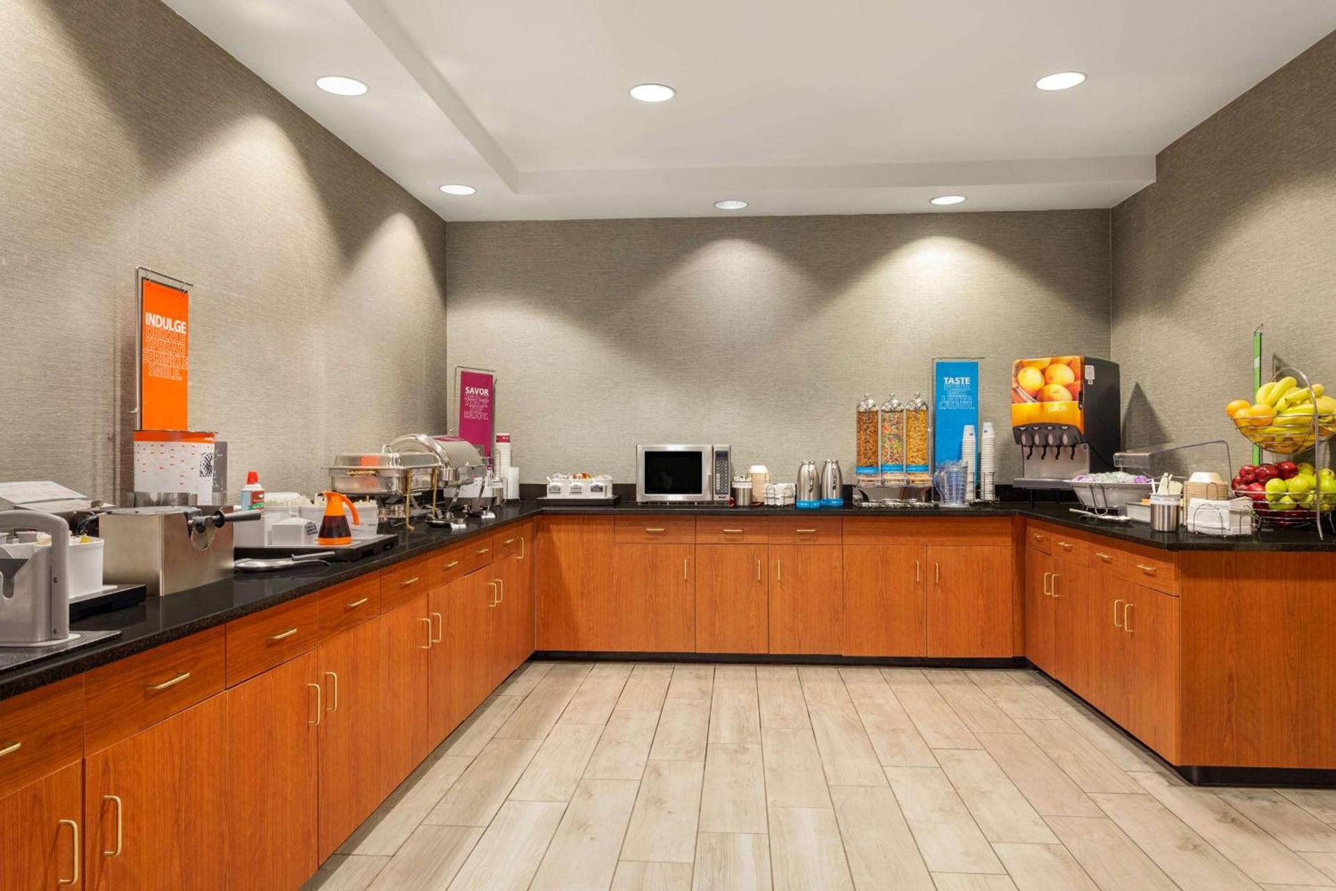 Hampton Inn & Suites Denver-Cherry Creek photo 10