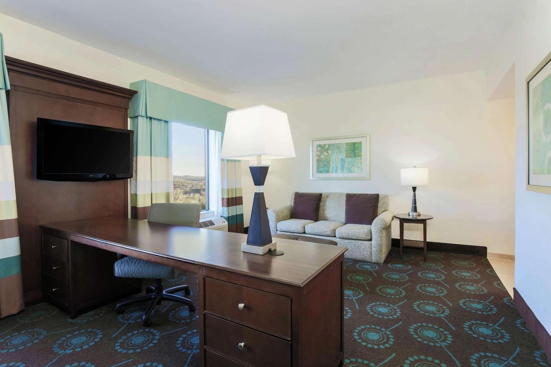 Hampton Inn & Suites Wheeling - The Highlands photo 14
