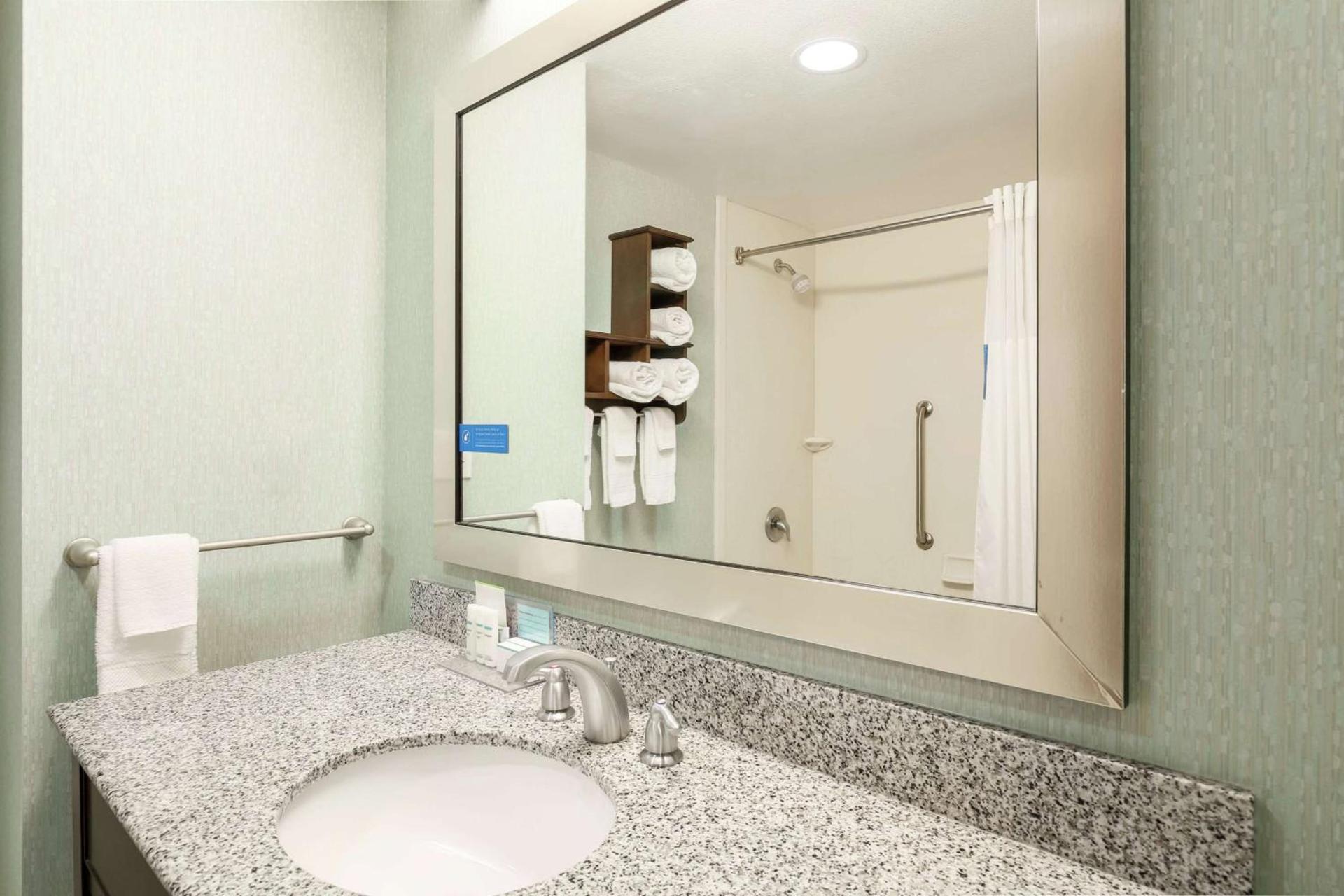 Hampton Inn & Suites Wheeling - The Highlands photo 25