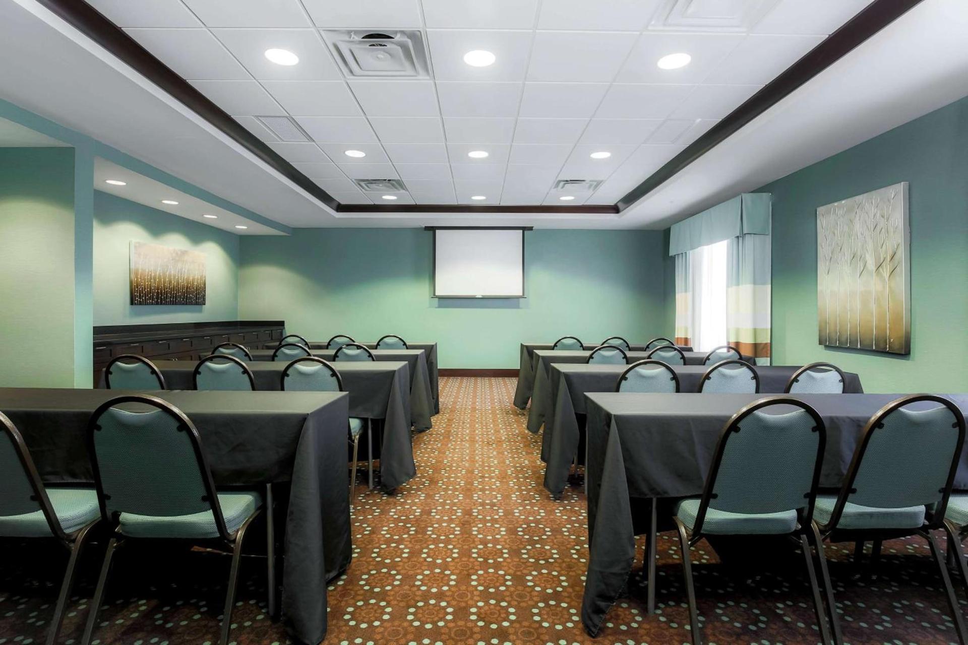 Hampton Inn & Suites Wheeling - The Highlands photo 31