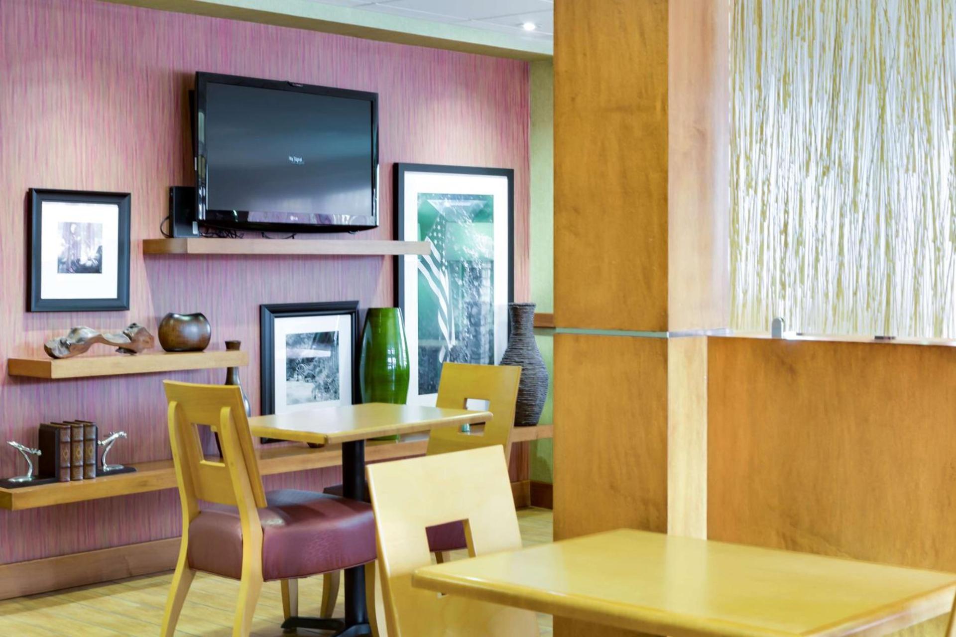 Hampton Inn Harrisonburg - University photo 2