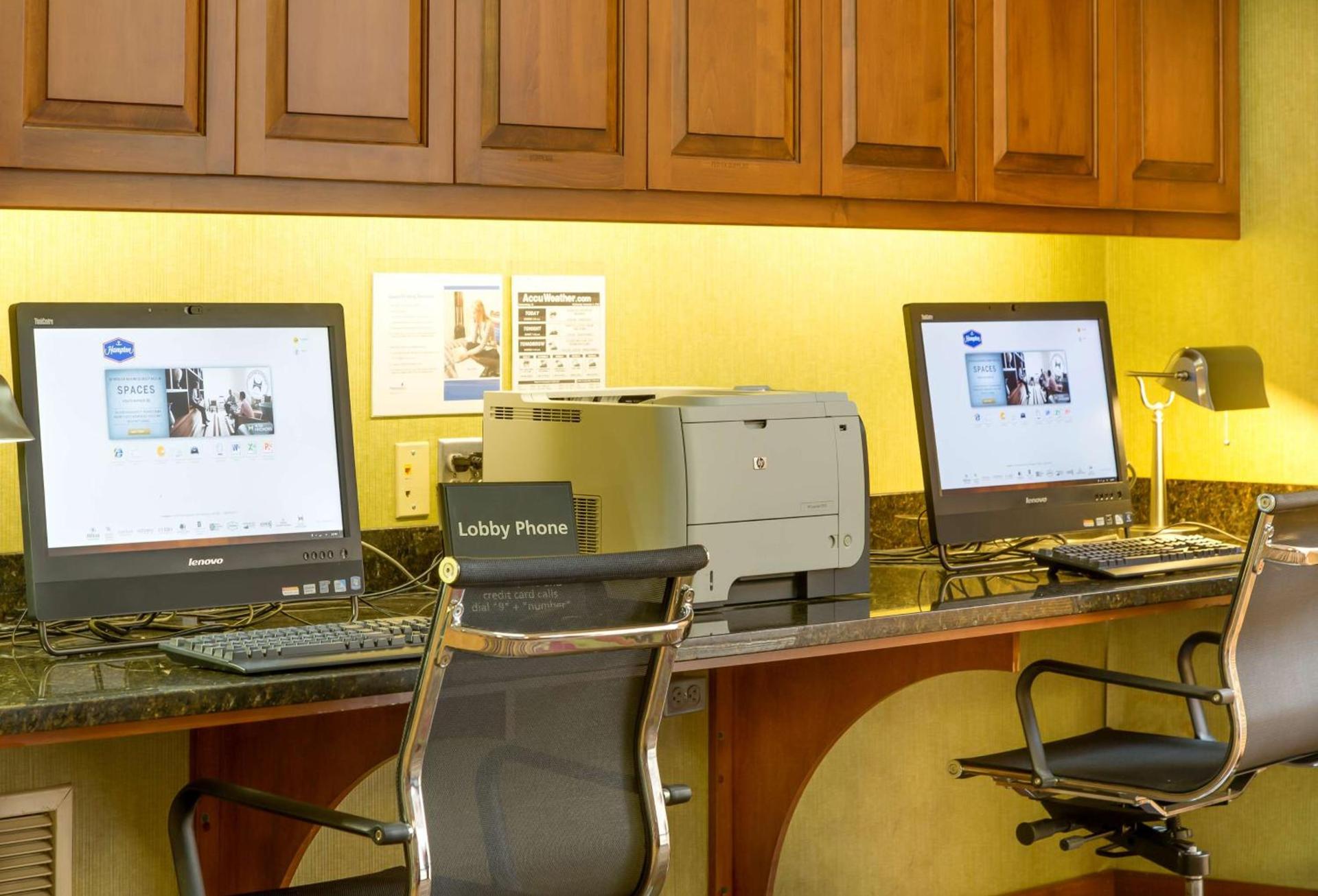 Hampton Inn Harrisonburg - University photo 17